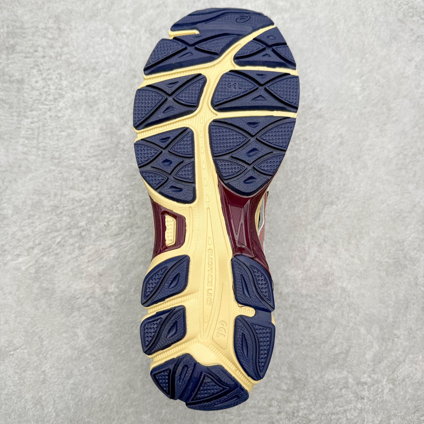 图片[9]-TOGA x ASICS Gel-Cumulus 16 TG 联名款舒适 低帮跑步鞋 男女同款 男女同款 ASICS（亚瑟士）是日本实业家鬼冢喜八郎创立的跑鞋运动品牌，名字想法源自著名的拉丁谚语“AnimaSana In Corpore Sano”，意为“健全的精神寓于强健的体魄”。正如其名字的含义，ASICS亚瑟士一直坚信保持身体的健康与活力是打造健康快乐的生活方式的最佳途径。亚瑟士的跑鞋、篮球鞋等系列集专业与美貌于一身，拥有极高的热度。2016年，ASICS在“2016年日本最佳全球品牌”排行榜名列第17名。尺码：36 37 37.5 38 39 39.5 40 40.5 41.5 42 42.5 43.5 44 45-选品中心