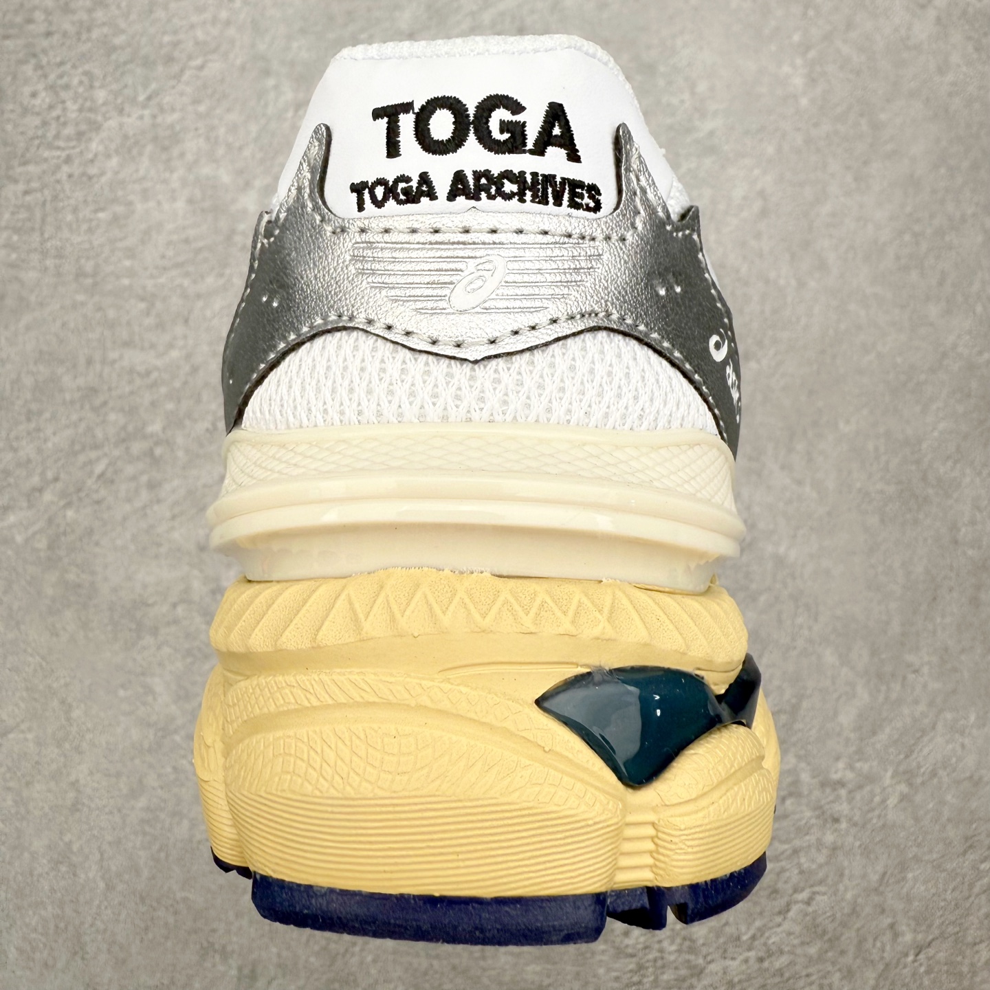 图片[8]-TOGA x ASICS Gel-Cumulus 16 TG 联名款舒适 低帮跑步鞋 男女同款 男女同款 ASICS（亚瑟士）是日本实业家鬼冢喜八郎创立的跑鞋运动品牌，名字想法源自著名的拉丁谚语“AnimaSana In Corpore Sano”，意为“健全的精神寓于强健的体魄”。正如其名字的含义，ASICS亚瑟士一直坚信保持身体的健康与活力是打造健康快乐的生活方式的最佳途径。亚瑟士的跑鞋、篮球鞋等系列集专业与美貌于一身，拥有极高的热度。2016年，ASICS在“2016年日本最佳全球品牌”排行榜名列第17名。尺码：36 37 37.5 38 39 39.5 40 40.5 41.5 42 42.5 43.5 44 45-选品中心