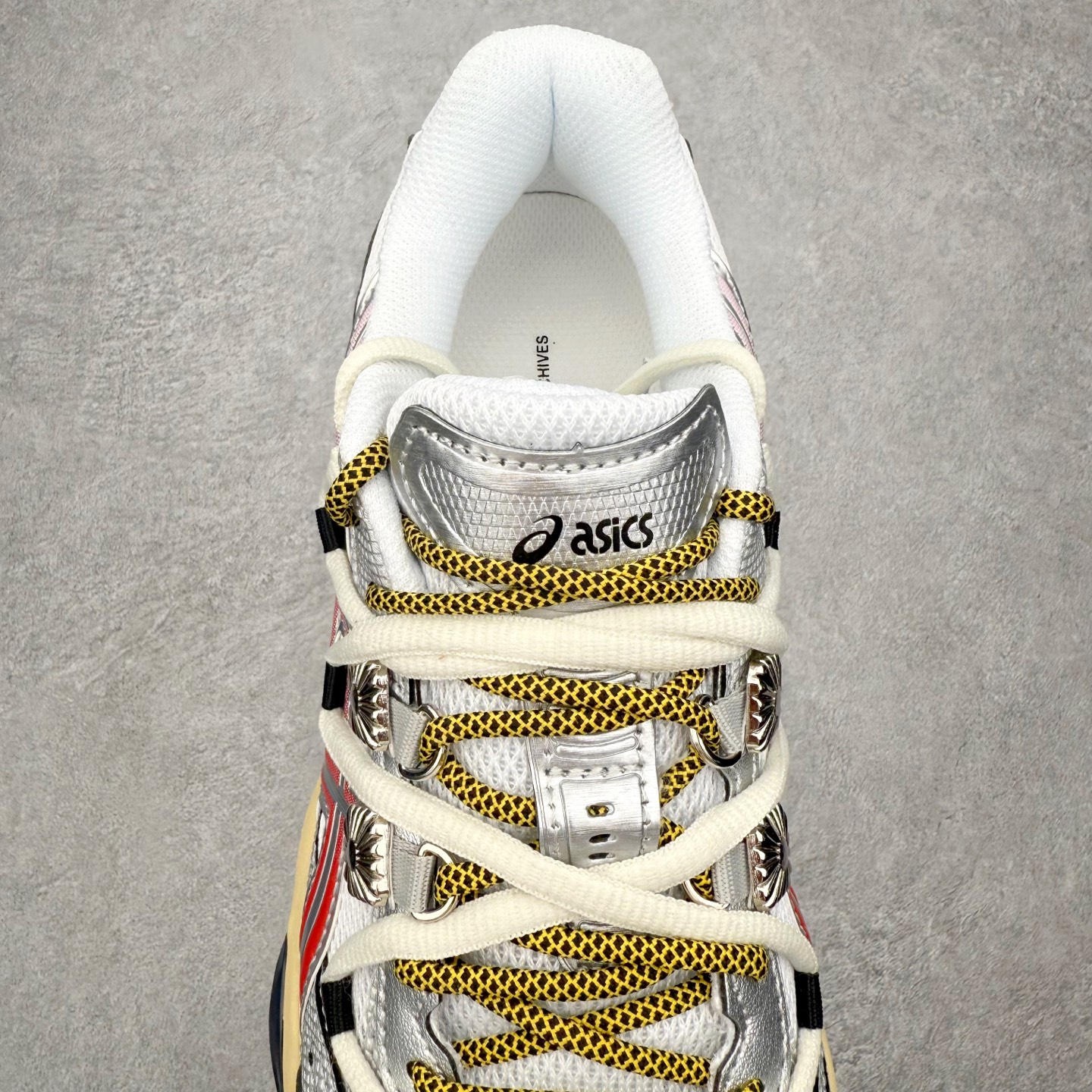 图片[5]-TOGA x ASICS Gel-Cumulus 16 TG 联名款舒适 低帮跑步鞋 男女同款 男女同款 ASICS（亚瑟士）是日本实业家鬼冢喜八郎创立的跑鞋运动品牌，名字想法源自著名的拉丁谚语“AnimaSana In Corpore Sano”，意为“健全的精神寓于强健的体魄”。正如其名字的含义，ASICS亚瑟士一直坚信保持身体的健康与活力是打造健康快乐的生活方式的最佳途径。亚瑟士的跑鞋、篮球鞋等系列集专业与美貌于一身，拥有极高的热度。2016年，ASICS在“2016年日本最佳全球品牌”排行榜名列第17名。尺码：36 37 37.5 38 39 39.5 40 40.5 41.5 42 42.5 43.5 44 45-选品中心