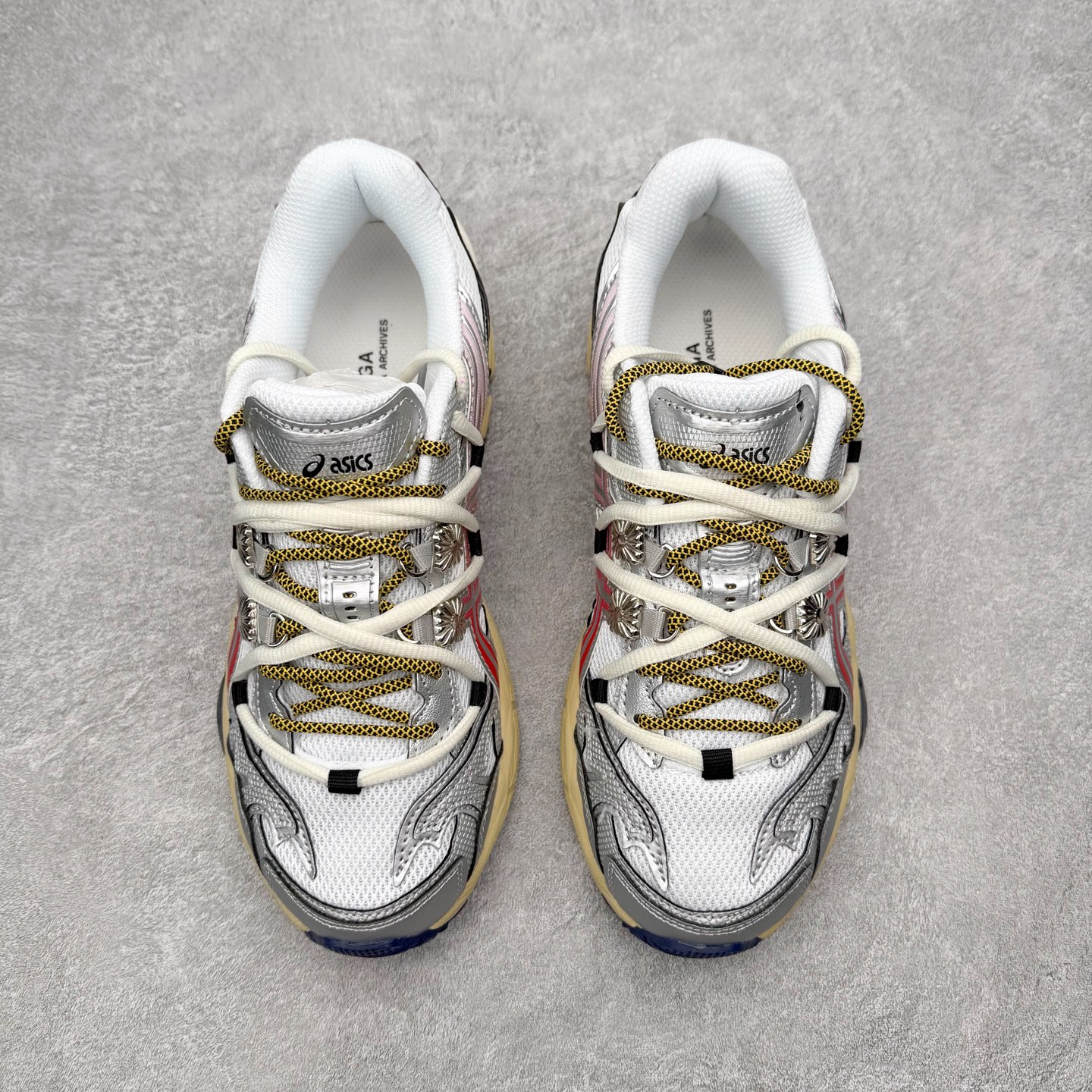 图片[2]-TOGA x ASICS Gel-Cumulus 16 TG 联名款舒适 低帮跑步鞋 男女同款 男女同款 ASICS（亚瑟士）是日本实业家鬼冢喜八郎创立的跑鞋运动品牌，名字想法源自著名的拉丁谚语“AnimaSana In Corpore Sano”，意为“健全的精神寓于强健的体魄”。正如其名字的含义，ASICS亚瑟士一直坚信保持身体的健康与活力是打造健康快乐的生活方式的最佳途径。亚瑟士的跑鞋、篮球鞋等系列集专业与美貌于一身，拥有极高的热度。2016年，ASICS在“2016年日本最佳全球品牌”排行榜名列第17名。尺码：36 37 37.5 38 39 39.5 40 40.5 41.5 42 42.5 43.5 44 45-选品中心