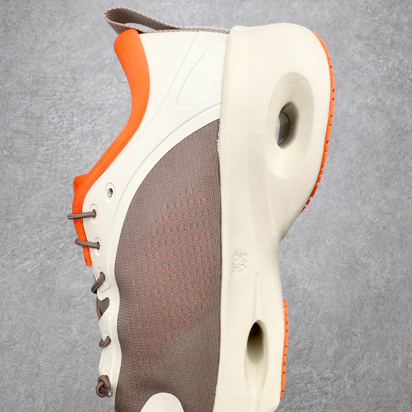 图片[7]-LOEWE x On昂跑Cloudsolo 罗意威联名款圆头抽绳低帮生活休闲鞋 此运动品牌 开创于2010年 缓震着陆、强效回弹、轻柔质感的设计构思始终是ON研制关键 与此同时基于“为全球提供革新性的跑步感受”信念 陆续推出了多款跑鞋及其以专业运动人体跑步工程学为设计关键的功能性跑步服饰设备 让跑者不费力气地畅快畅跑 尺码：36 36.5 37.5 38 38.5 39 40 40.5 41 42 42.5 43 44 44.5 45-选品中心