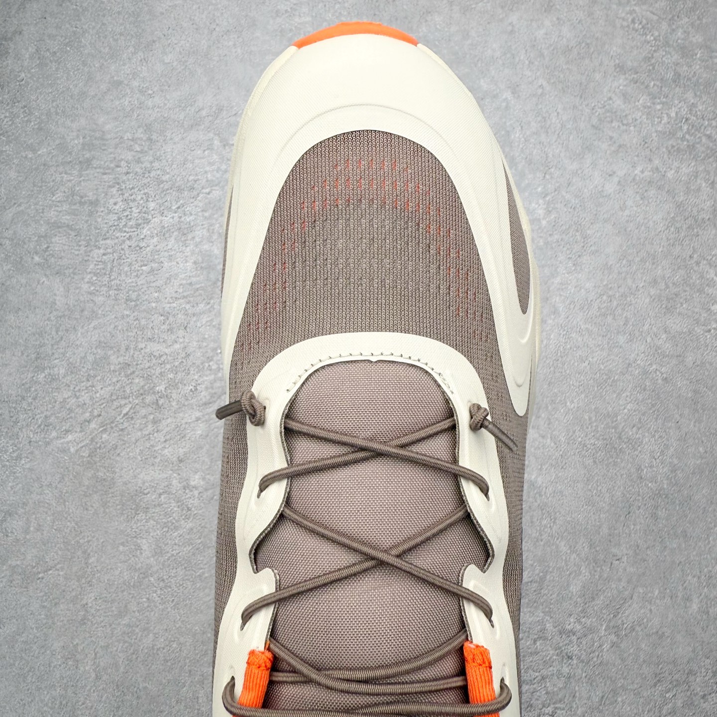 图片[4]-LOEWE x On昂跑Cloudsolo 罗意威联名款圆头抽绳低帮生活休闲鞋 此运动品牌 开创于2010年 缓震着陆、强效回弹、轻柔质感的设计构思始终是ON研制关键 与此同时基于“为全球提供革新性的跑步感受”信念 陆续推出了多款跑鞋及其以专业运动人体跑步工程学为设计关键的功能性跑步服饰设备 让跑者不费力气地畅快畅跑 尺码：36 36.5 37.5 38 38.5 39 40 40.5 41 42 42.5 43 44 44.5 45-选品中心