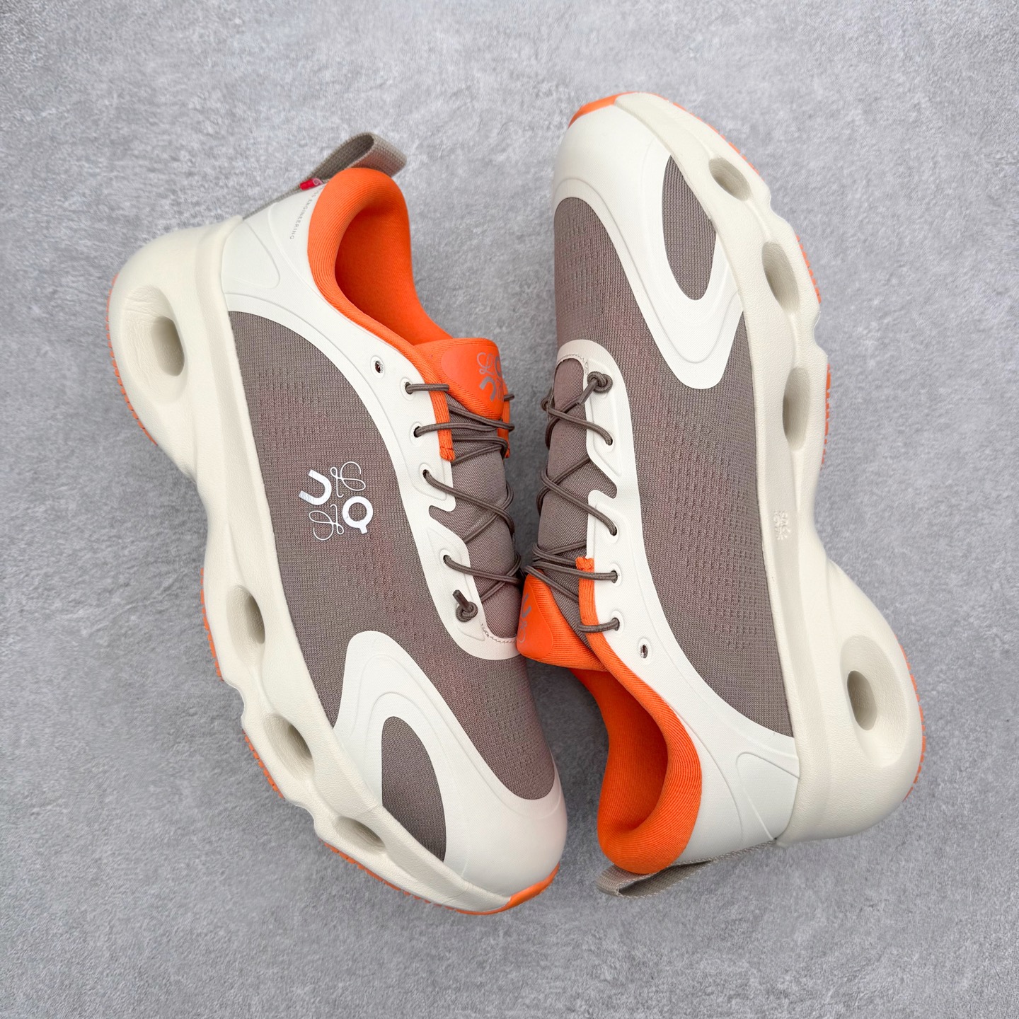 图片[3]-LOEWE x On昂跑Cloudsolo 罗意威联名款圆头抽绳低帮生活休闲鞋 此运动品牌 开创于2010年 缓震着陆、强效回弹、轻柔质感的设计构思始终是ON研制关键 与此同时基于“为全球提供革新性的跑步感受”信念 陆续推出了多款跑鞋及其以专业运动人体跑步工程学为设计关键的功能性跑步服饰设备 让跑者不费力气地畅快畅跑 尺码：36 36.5 37.5 38 38.5 39 40 40.5 41 42 42.5 43 44 44.5 45-选品中心