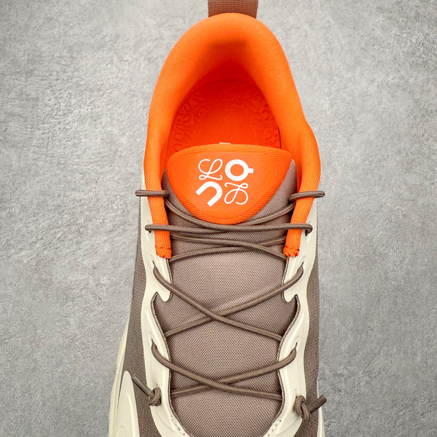 图片[5]-LOEWE x On昂跑Cloudsolo 罗意威联名款圆头抽绳低帮生活休闲鞋 此运动品牌 开创于2010年 缓震着陆、强效回弹、轻柔质感的设计构思始终是ON研制关键 与此同时基于“为全球提供革新性的跑步感受”信念 陆续推出了多款跑鞋及其以专业运动人体跑步工程学为设计关键的功能性跑步服饰设备 让跑者不费力气地畅快畅跑 尺码：36 36.5 37.5 38 38.5 39 40 40.5 41 42 42.5 43 44 44.5 45-选品中心