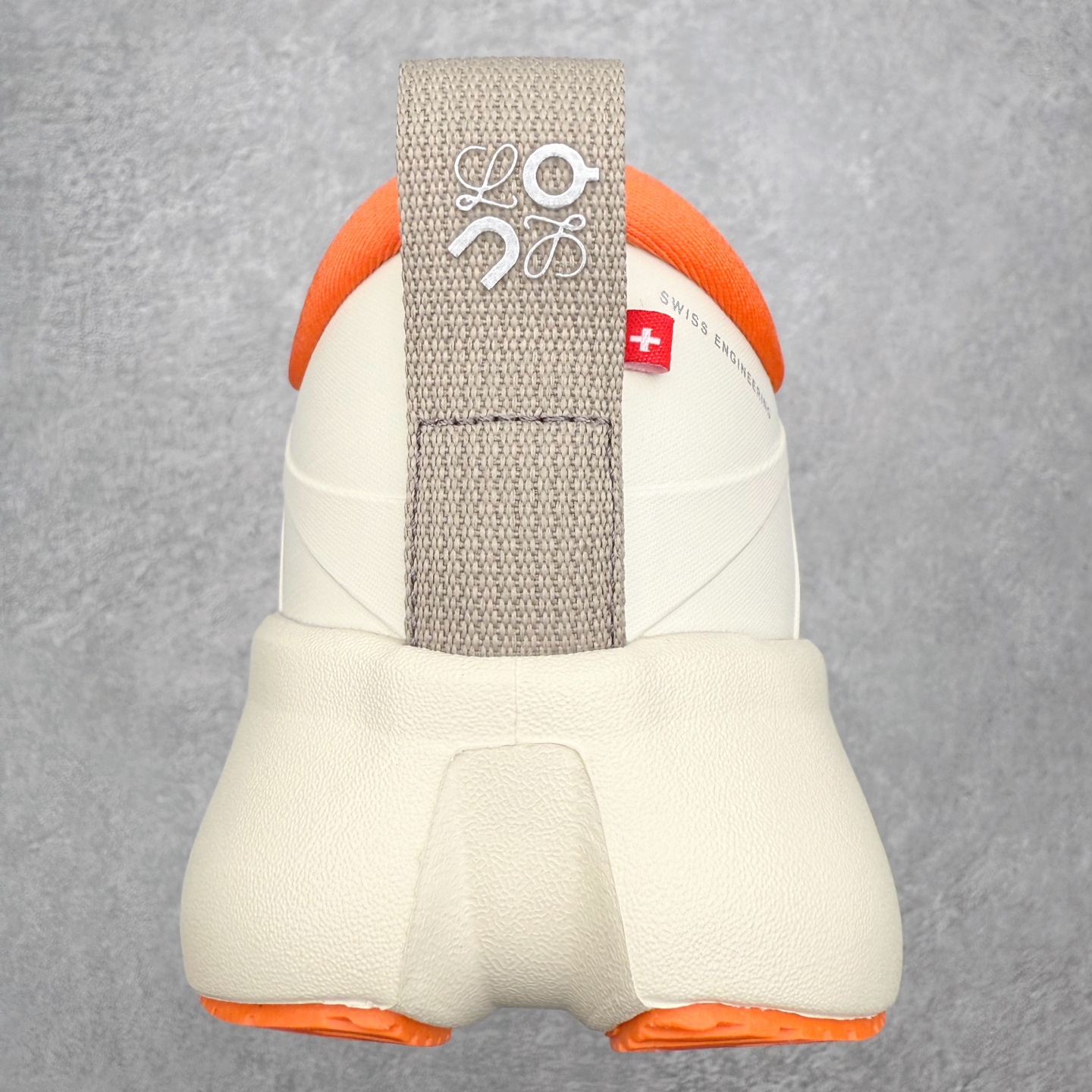 图片[8]-LOEWE x On昂跑Cloudsolo 罗意威联名款圆头抽绳低帮生活休闲鞋 此运动品牌 开创于2010年 缓震着陆、强效回弹、轻柔质感的设计构思始终是ON研制关键 与此同时基于“为全球提供革新性的跑步感受”信念 陆续推出了多款跑鞋及其以专业运动人体跑步工程学为设计关键的功能性跑步服饰设备 让跑者不费力气地畅快畅跑 尺码：36 36.5 37.5 38 38.5 39 40 40.5 41 42 42.5 43 44 44.5 45-选品中心