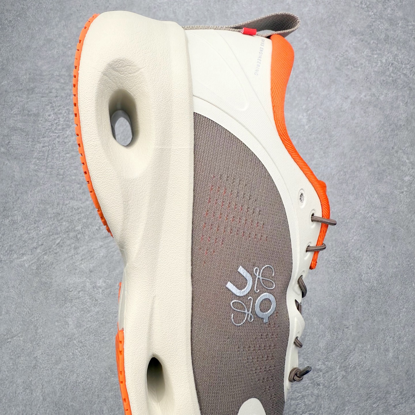 图片[6]-LOEWE x On昂跑Cloudsolo 罗意威联名款圆头抽绳低帮生活休闲鞋 此运动品牌 开创于2010年 缓震着陆、强效回弹、轻柔质感的设计构思始终是ON研制关键 与此同时基于“为全球提供革新性的跑步感受”信念 陆续推出了多款跑鞋及其以专业运动人体跑步工程学为设计关键的功能性跑步服饰设备 让跑者不费力气地畅快畅跑 尺码：36 36.5 37.5 38 38.5 39 40 40.5 41 42 42.5 43 44 44.5 45-选品中心