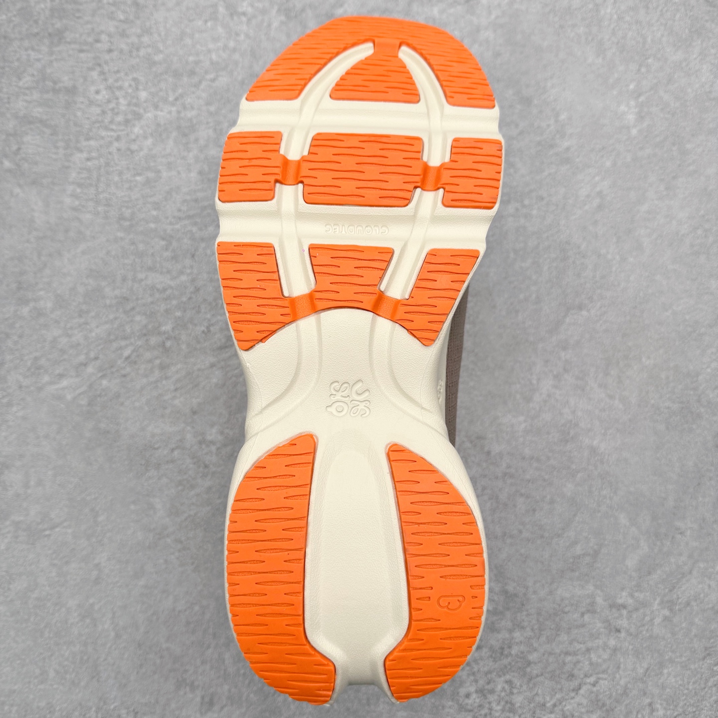 图片[9]-LOEWE x On昂跑Cloudsolo 罗意威联名款圆头抽绳低帮生活休闲鞋 此运动品牌 开创于2010年 缓震着陆、强效回弹、轻柔质感的设计构思始终是ON研制关键 与此同时基于“为全球提供革新性的跑步感受”信念 陆续推出了多款跑鞋及其以专业运动人体跑步工程学为设计关键的功能性跑步服饰设备 让跑者不费力气地畅快畅跑 尺码：36 36.5 37.5 38 38.5 39 40 40.5 41 42 42.5 43 44 44.5 45-选品中心