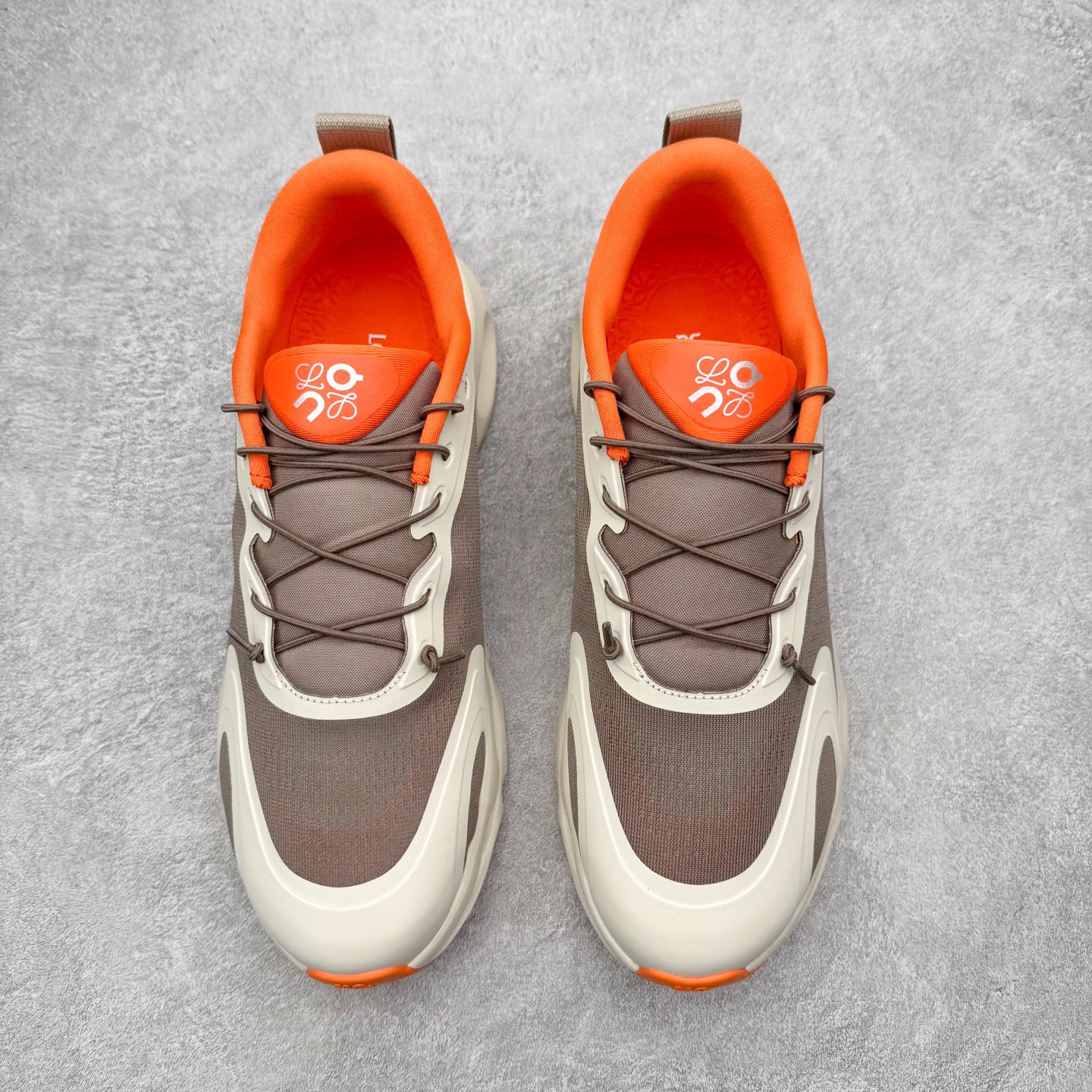 图片[2]-LOEWE x On昂跑Cloudsolo 罗意威联名款圆头抽绳低帮生活休闲鞋 此运动品牌 开创于2010年 缓震着陆、强效回弹、轻柔质感的设计构思始终是ON研制关键 与此同时基于“为全球提供革新性的跑步感受”信念 陆续推出了多款跑鞋及其以专业运动人体跑步工程学为设计关键的功能性跑步服饰设备 让跑者不费力气地畅快畅跑 尺码：36 36.5 37.5 38 38.5 39 40 40.5 41 42 42.5 43 44 44.5 45-选品中心