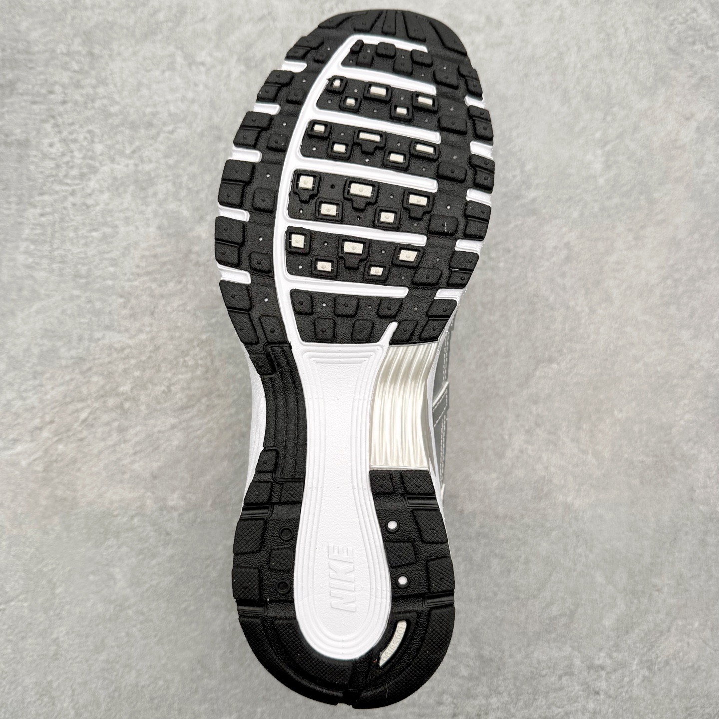 图片[9]-NK P-6000 系列低帮复古老爹风休闲运动舒适慢跑鞋 BV1021-013 融合 Pegasus 过往运动鞋设计 助力 21 世纪早期跑步运动跃升时尚新高度 采用透气网眼布、运动风格线条和耐穿覆面 兼具吸睛外观和舒适感受 中底泡绵以田径赛道为灵感 打造厚实设计 缔造出众缓震性能 尺码：36 36.5 37.5 38 38.5 39 40 40.5 41 42 42.5 43 44 44.5 45-选品中心