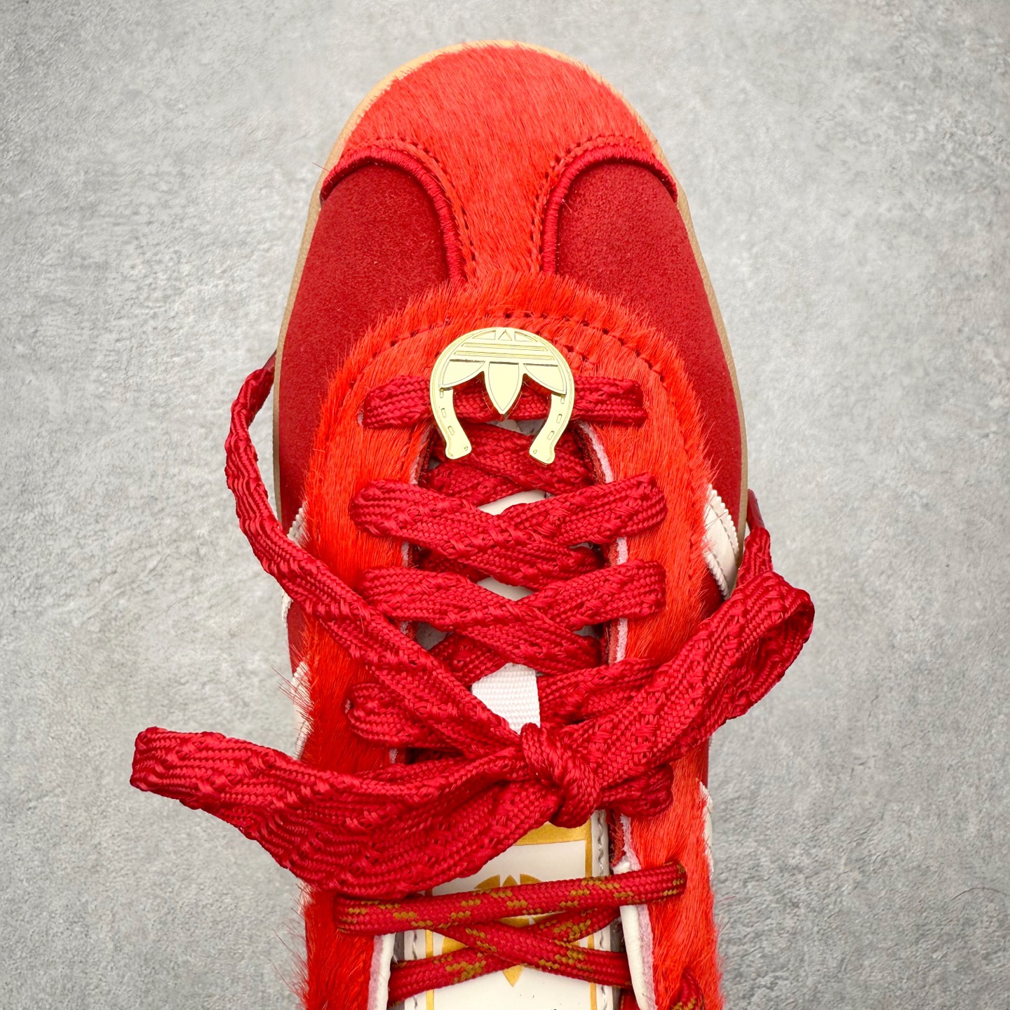 图片[4]-＃纯原 AD Originals Gazelle Bold W 羚羊松糕系列复古百搭厚底增高低帮休闲运动板鞋 KJ4293 新的一年就要换新的打扮啦！除了设定变美、健身、减肥等目标外，你已经可以利用鞋子来“偷偷改善身材比例”的愿望了！ 因为有一句话。身高不够。鞋子来凑~赶快入手以下各大运动品牌最新推出的“厚底增高运动鞋”吧。 是最好穿最百搭的长腿神器。 重点是……不仅价格不错～鞋子也不错啊！Originals的Gazelle Bold鞋款打造出「超厚底版本」！延续流线鞋型、经典麂皮材质、白色三条线和侧面烫金标志的复古外型，奶油白鞋底高度直接乘3，出门搭上它，保证一路步步高升。尺码：36 36⅔ 37⅓ 38 38⅔ 39⅓ 40-选品中心