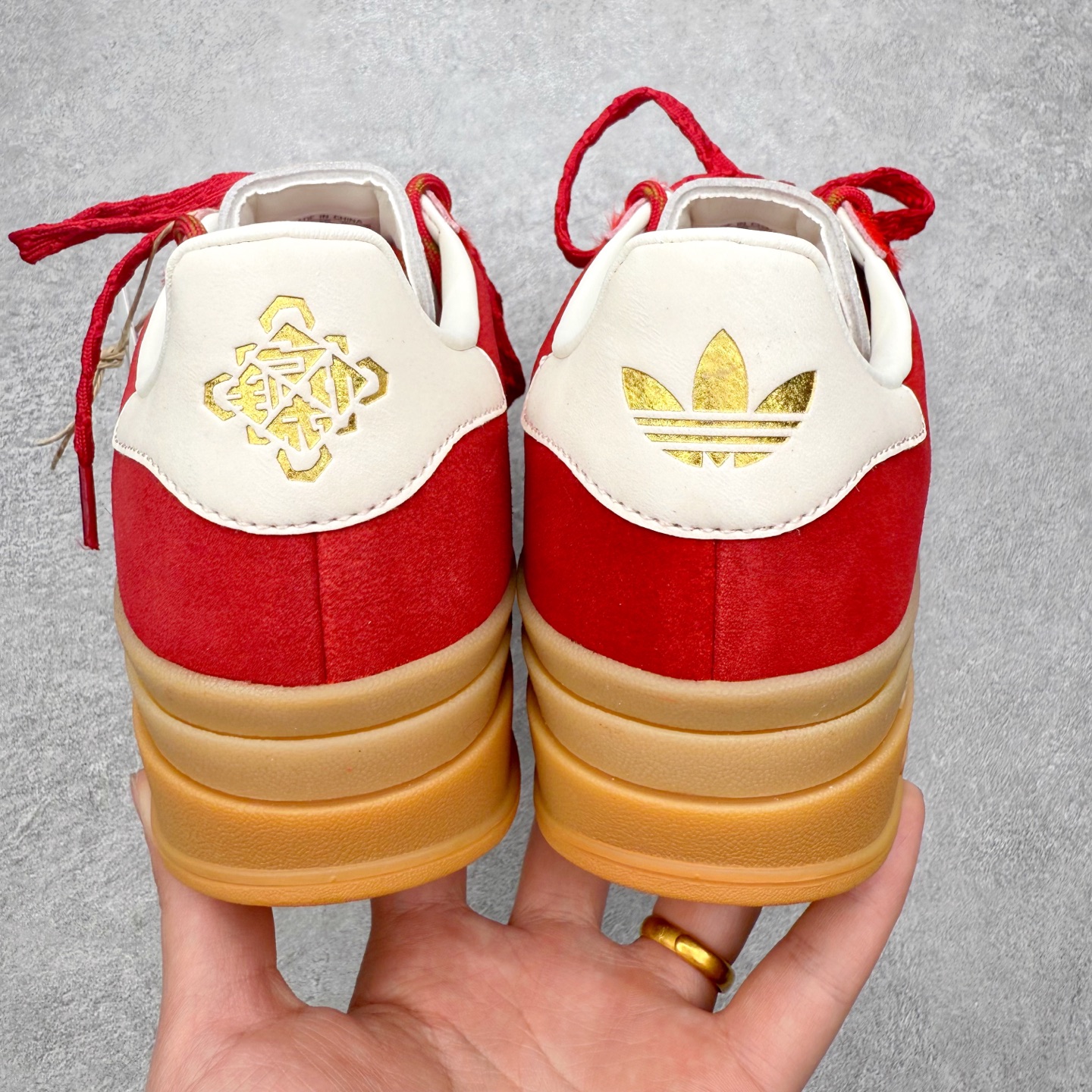 图片[8]-＃纯原 AD Originals Gazelle Bold W 羚羊松糕系列复古百搭厚底增高低帮休闲运动板鞋 KJ4293 新的一年就要换新的打扮啦！除了设定变美、健身、减肥等目标外，你已经可以利用鞋子来“偷偷改善身材比例”的愿望了！ 因为有一句话。身高不够。鞋子来凑~赶快入手以下各大运动品牌最新推出的“厚底增高运动鞋”吧。 是最好穿最百搭的长腿神器。 重点是……不仅价格不错～鞋子也不错啊！Originals的Gazelle Bold鞋款打造出「超厚底版本」！延续流线鞋型、经典麂皮材质、白色三条线和侧面烫金标志的复古外型，奶油白鞋底高度直接乘3，出门搭上它，保证一路步步高升。尺码：36 36⅔ 37⅓ 38 38⅔ 39⅓ 40-选品中心