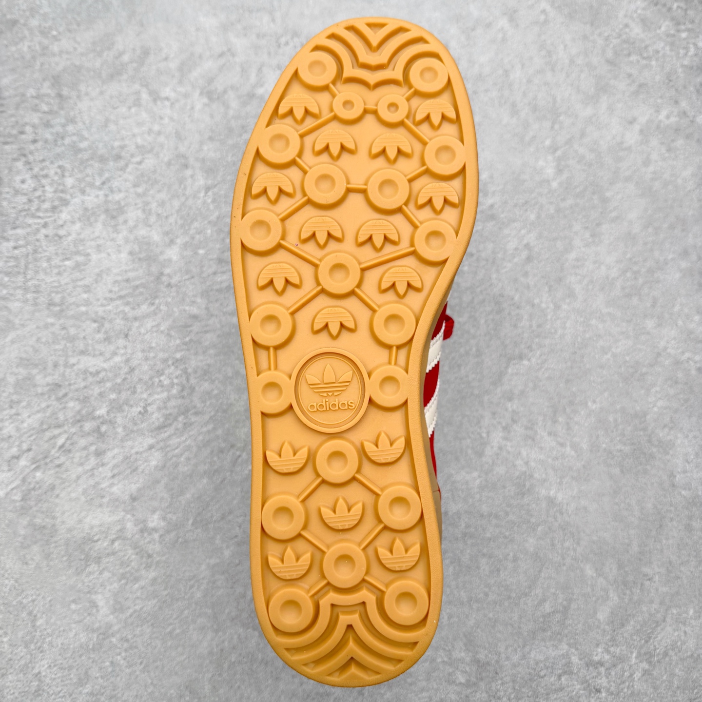 图片[9]-＃纯原 AD Originals Gazelle Bold W 羚羊松糕系列复古百搭厚底增高低帮休闲运动板鞋 KJ4293 新的一年就要换新的打扮啦！除了设定变美、健身、减肥等目标外，你已经可以利用鞋子来“偷偷改善身材比例”的愿望了！ 因为有一句话。身高不够。鞋子来凑~赶快入手以下各大运动品牌最新推出的“厚底增高运动鞋”吧。 是最好穿最百搭的长腿神器。 重点是……不仅价格不错～鞋子也不错啊！Originals的Gazelle Bold鞋款打造出「超厚底版本」！延续流线鞋型、经典麂皮材质、白色三条线和侧面烫金标志的复古外型，奶油白鞋底高度直接乘3，出门搭上它，保证一路步步高升。尺码：36 36⅔ 37⅓ 38 38⅔ 39⅓ 40-选品中心