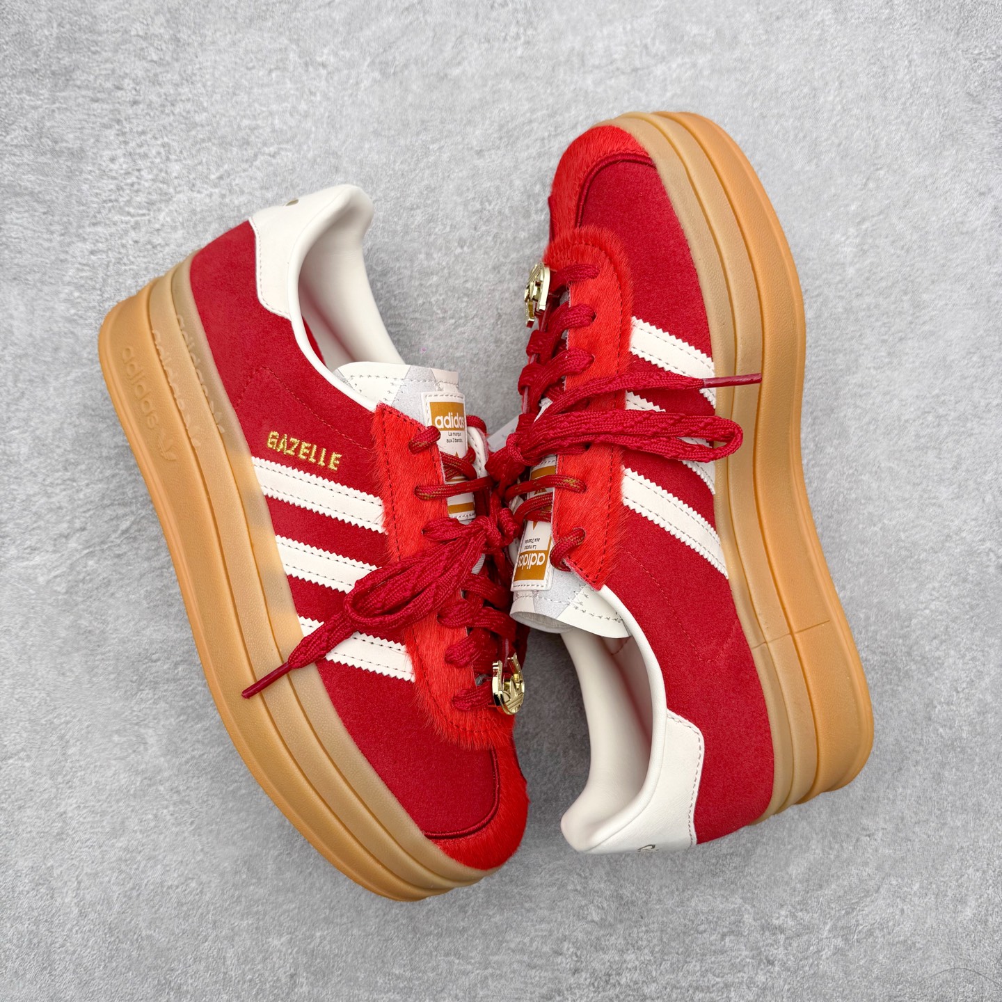 图片[3]-＃纯原 AD Originals Gazelle Bold W 羚羊松糕系列复古百搭厚底增高低帮休闲运动板鞋 KJ4293 新的一年就要换新的打扮啦！除了设定变美、健身、减肥等目标外，你已经可以利用鞋子来“偷偷改善身材比例”的愿望了！ 因为有一句话。身高不够。鞋子来凑~赶快入手以下各大运动品牌最新推出的“厚底增高运动鞋”吧。 是最好穿最百搭的长腿神器。 重点是……不仅价格不错～鞋子也不错啊！Originals的Gazelle Bold鞋款打造出「超厚底版本」！延续流线鞋型、经典麂皮材质、白色三条线和侧面烫金标志的复古外型，奶油白鞋底高度直接乘3，出门搭上它，保证一路步步高升。尺码：36 36⅔ 37⅓ 38 38⅔ 39⅓ 40-选品中心