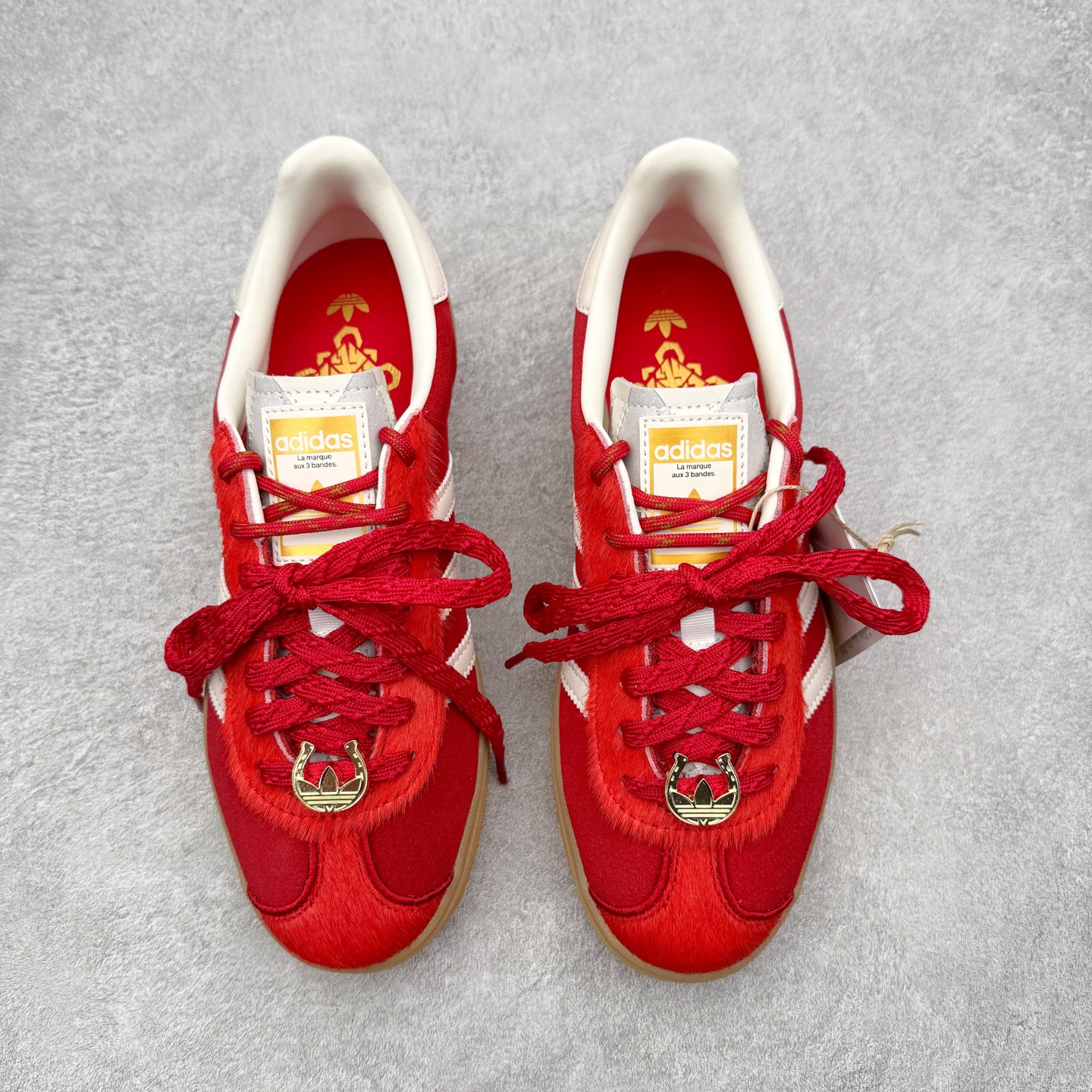 图片[2]-＃纯原 AD Originals Gazelle Bold W 羚羊松糕系列复古百搭厚底增高低帮休闲运动板鞋 KJ4293 新的一年就要换新的打扮啦！除了设定变美、健身、减肥等目标外，你已经可以利用鞋子来“偷偷改善身材比例”的愿望了！ 因为有一句话。身高不够。鞋子来凑~赶快入手以下各大运动品牌最新推出的“厚底增高运动鞋”吧。 是最好穿最百搭的长腿神器。 重点是……不仅价格不错～鞋子也不错啊！Originals的Gazelle Bold鞋款打造出「超厚底版本」！延续流线鞋型、经典麂皮材质、白色三条线和侧面烫金标志的复古外型，奶油白鞋底高度直接乘3，出门搭上它，保证一路步步高升。尺码：36 36⅔ 37⅓ 38 38⅔ 39⅓ 40-选品中心