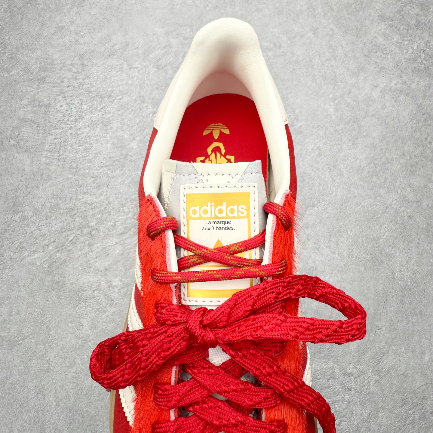 图片[5]-＃纯原 AD Originals Gazelle Bold W 羚羊松糕系列复古百搭厚底增高低帮休闲运动板鞋 KJ4293 新的一年就要换新的打扮啦！除了设定变美、健身、减肥等目标外，你已经可以利用鞋子来“偷偷改善身材比例”的愿望了！ 因为有一句话。身高不够。鞋子来凑~赶快入手以下各大运动品牌最新推出的“厚底增高运动鞋”吧。 是最好穿最百搭的长腿神器。 重点是……不仅价格不错～鞋子也不错啊！Originals的Gazelle Bold鞋款打造出「超厚底版本」！延续流线鞋型、经典麂皮材质、白色三条线和侧面烫金标志的复古外型，奶油白鞋底高度直接乘3，出门搭上它，保证一路步步高升。尺码：36 36⅔ 37⅓ 38 38⅔ 39⅓ 40-选品中心