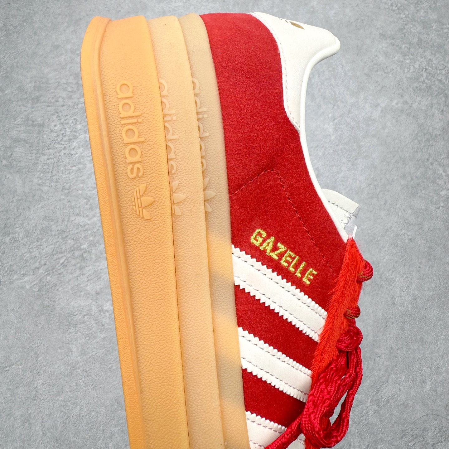 图片[6]-＃纯原 AD Originals Gazelle Bold W 羚羊松糕系列复古百搭厚底增高低帮休闲运动板鞋 KJ4293 新的一年就要换新的打扮啦！除了设定变美、健身、减肥等目标外，你已经可以利用鞋子来“偷偷改善身材比例”的愿望了！ 因为有一句话。身高不够。鞋子来凑~赶快入手以下各大运动品牌最新推出的“厚底增高运动鞋”吧。 是最好穿最百搭的长腿神器。 重点是……不仅价格不错～鞋子也不错啊！Originals的Gazelle Bold鞋款打造出「超厚底版本」！延续流线鞋型、经典麂皮材质、白色三条线和侧面烫金标志的复古外型，奶油白鞋底高度直接乘3，出门搭上它，保证一路步步高升。尺码：36 36⅔ 37⅓ 38 38⅔ 39⅓ 40-选品中心