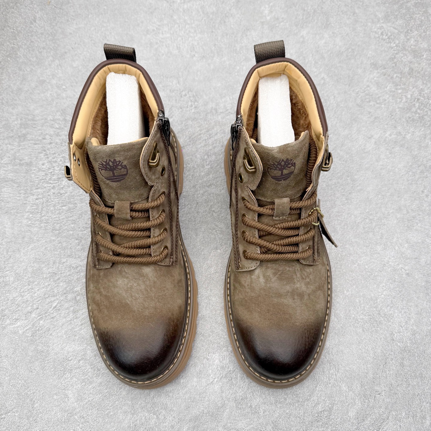 图片[2]-Timberland添柏岚/天伯伦 秋冬新品 秋冬必备户外休闲大黄靴系列#广东大厂品质 原盒原包装 时尚潮流搭配 面料采用意大利🇮🇹顶级磨砂细纹牛皮 轻质大底 搭配防臭防腐真皮乳胶鞋垫 大底到五金都是代工厂原材料制作 同原版固特异永不开胶工艺 好货不杀猪 首单质量严格把控 全网独家首发 品质毋庸置疑 全套官网统一包装 给您完美的穿着体验 质量考究耐穿 型男必备 专治不帅 高品质脚感一流 今年冬季防寒户外专用 日常随意搭配 尺码：38-44（皮鞋码）-选品中心