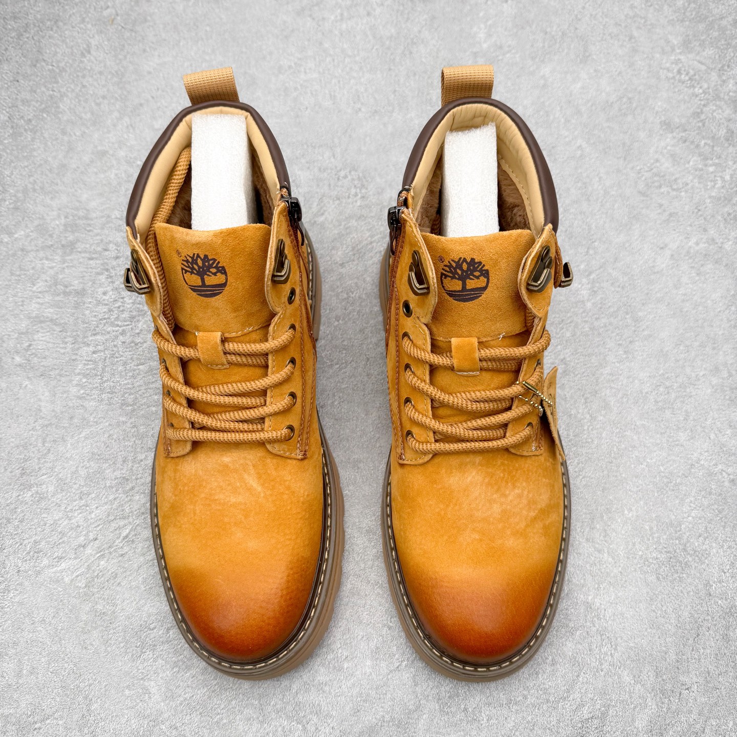 图片[2]-Timberland添柏岚/天伯伦 秋冬新品 秋冬必备户外休闲大黄靴系列#广东大厂品质 原盒原包装 时尚潮流搭配 面料采用意大利🇮🇹顶级磨砂细纹牛皮 轻质大底 搭配防臭防腐真皮乳胶鞋垫 大底到五金都是代工厂原材料制作 同原版固特异永不开胶工艺 好货不杀猪 首单质量严格把控 全网独家首发 品质毋庸置疑 全套官网统一包装 给您完美的穿着体验 质量考究耐穿 型男必备 专治不帅 高品质脚感一流 今年冬季防寒户外专用 日常随意搭配 尺码：38-44（皮鞋码）-选品中心