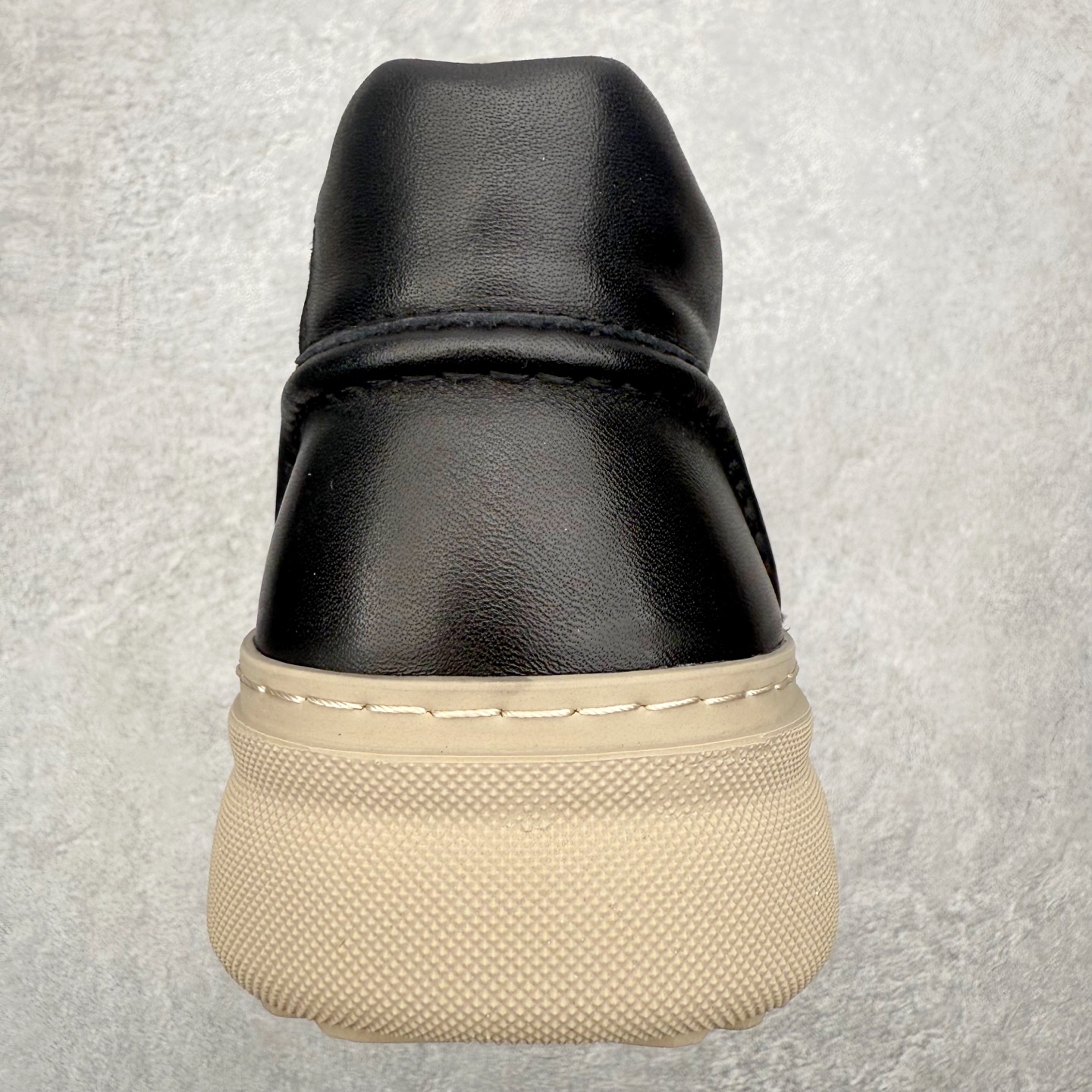 图片[8]-ECCO爱步男鞋中高帮热门款 厚底增高潮酷板鞋 街头时尚 休闲百搭 意趣出街 玩转城市 臻选牛皮鞋面，轻盈柔韧 具有良好的透气性 简约系带设计，可自由调节松紧，方便快捷 时尚随搭 PU中底，橡胶大底，抓地力强 具有良好的耐磨性 贴合脚型 赋予双脚舒适轻盈之感，摆脱笨重感 顺应复古风格热潮 多元色彩碰撞 辅以经典板鞋鞋型 搭配出色 潮流一步到位 尺码：38 39 40 41 42 43 44（皮鞋码）-选品中心