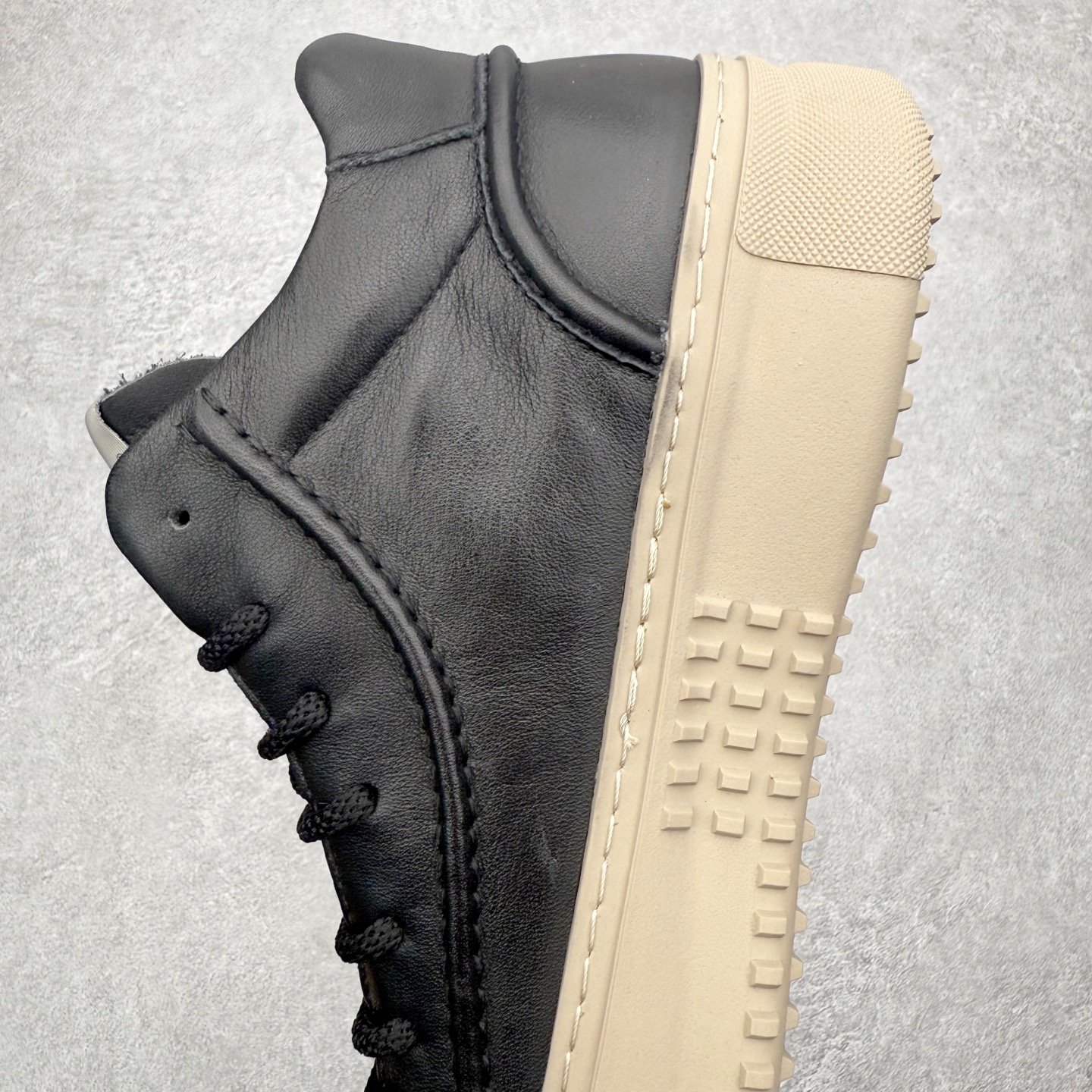 图片[7]-ECCO爱步男鞋中高帮热门款 厚底增高潮酷板鞋 街头时尚 休闲百搭 意趣出街 玩转城市 臻选牛皮鞋面，轻盈柔韧 具有良好的透气性 简约系带设计，可自由调节松紧，方便快捷 时尚随搭 PU中底，橡胶大底，抓地力强 具有良好的耐磨性 贴合脚型 赋予双脚舒适轻盈之感，摆脱笨重感 顺应复古风格热潮 多元色彩碰撞 辅以经典板鞋鞋型 搭配出色 潮流一步到位 尺码：38 39 40 41 42 43 44（皮鞋码）-选品中心