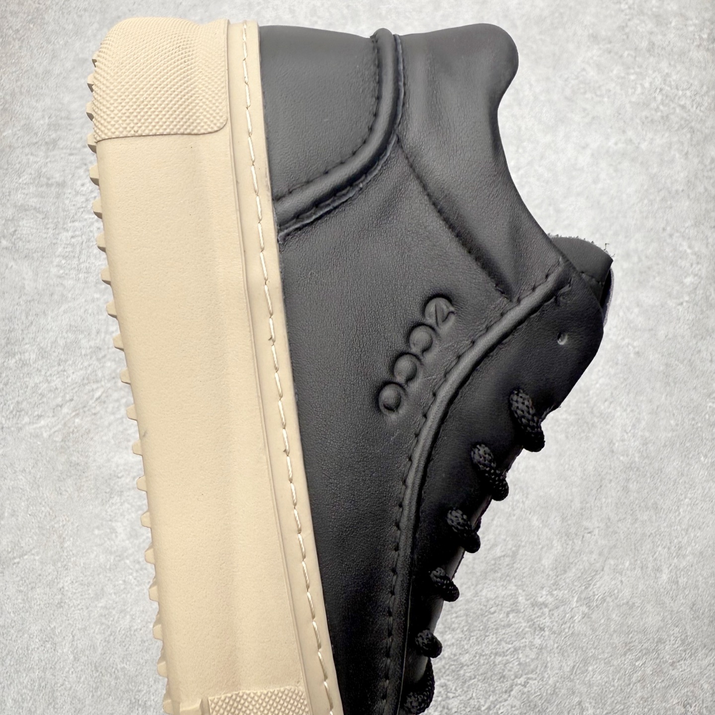 图片[6]-ECCO爱步男鞋中高帮热门款 厚底增高潮酷板鞋 街头时尚 休闲百搭 意趣出街 玩转城市 臻选牛皮鞋面，轻盈柔韧 具有良好的透气性 简约系带设计，可自由调节松紧，方便快捷 时尚随搭 PU中底，橡胶大底，抓地力强 具有良好的耐磨性 贴合脚型 赋予双脚舒适轻盈之感，摆脱笨重感 顺应复古风格热潮 多元色彩碰撞 辅以经典板鞋鞋型 搭配出色 潮流一步到位 尺码：38 39 40 41 42 43 44（皮鞋码）-选品中心