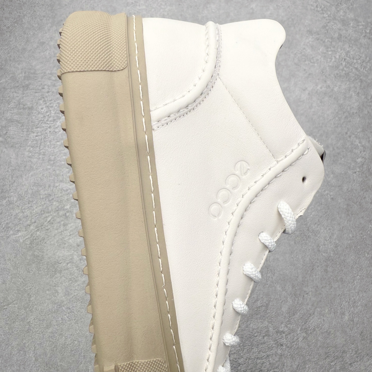 图片[6]-ECCO爱步男鞋中高帮热门款 厚底增高潮酷板鞋 街头时尚 休闲百搭 意趣出街 玩转城市 臻选牛皮鞋面，轻盈柔韧 具有良好的透气性 简约系带设计，可自由调节松紧，方便快捷 时尚随搭 PU中底，橡胶大底，抓地力强 具有良好的耐磨性 贴合脚型 赋予双脚舒适轻盈之感，摆脱笨重感 顺应复古风格热潮 多元色彩碰撞 辅以经典板鞋鞋型 搭配出色 潮流一步到位 尺码：38 39 40 41 42 43 44（皮鞋码）-选品中心