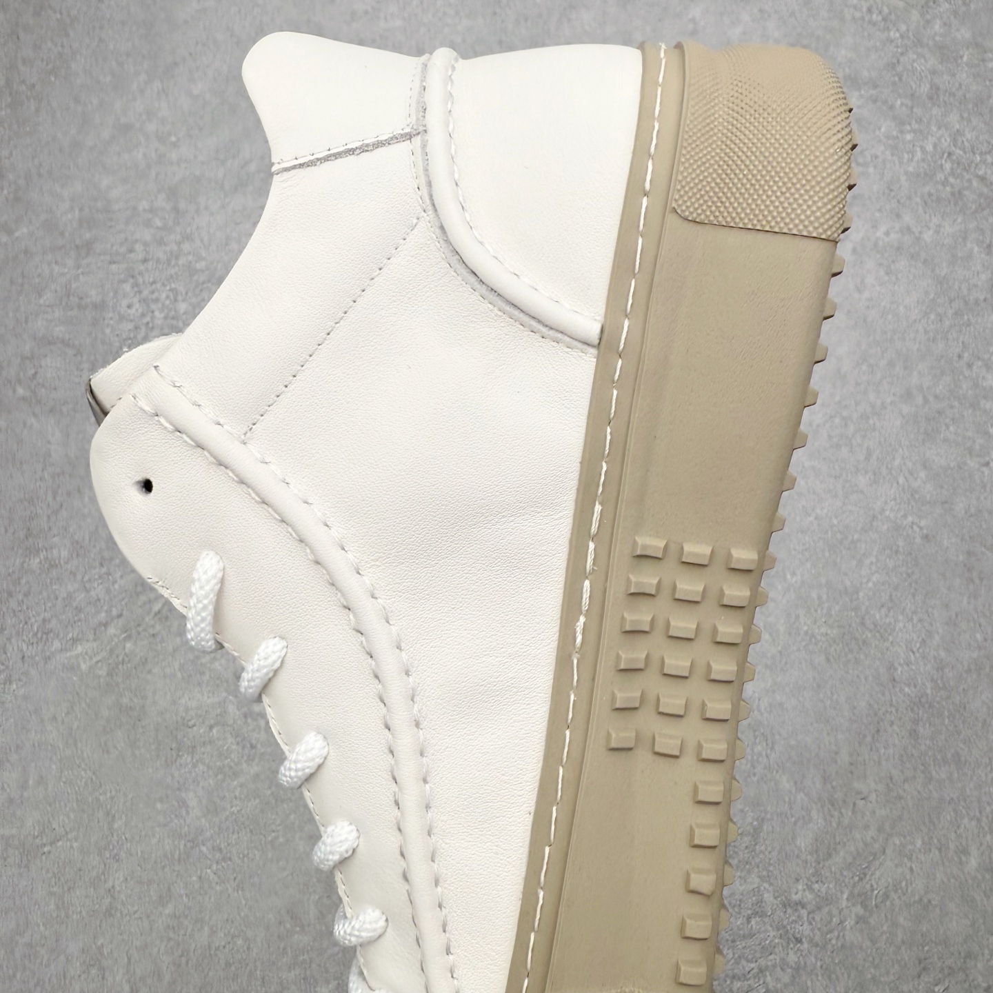 图片[7]-ECCO爱步男鞋中高帮热门款 厚底增高潮酷板鞋 街头时尚 休闲百搭 意趣出街 玩转城市 臻选牛皮鞋面，轻盈柔韧 具有良好的透气性 简约系带设计，可自由调节松紧，方便快捷 时尚随搭 PU中底，橡胶大底，抓地力强 具有良好的耐磨性 贴合脚型 赋予双脚舒适轻盈之感，摆脱笨重感 顺应复古风格热潮 多元色彩碰撞 辅以经典板鞋鞋型 搭配出色 潮流一步到位 尺码：38 39 40 41 42 43 44（皮鞋码）-选品中心