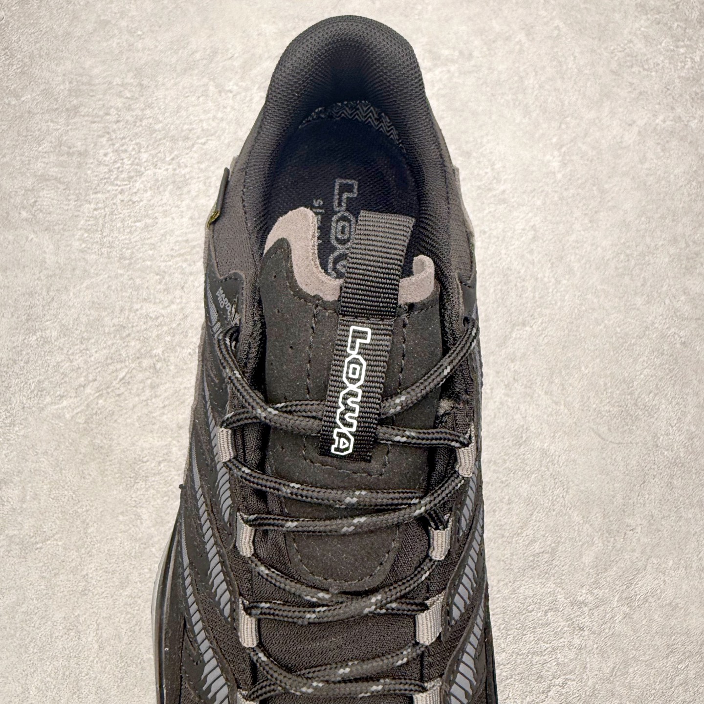 图片[4]-LOWA Maddox PRO GTX LO SL 德国徒步鞋MK1户外作战靴防水防滑透气登山鞋 ZEPHYR GTX 男女款采用GORE-TEX防水技术、Vibram大底等顶级配置，确保在复杂地形和恶劣天气中依然稳定可靠 。GORE-TEX内衬让鞋子防水又透气，雨天徒步袜子也能保持干爽 。Vibram大底纹路抓地力超强，湿滑岩石和泥地都能稳稳踩住，安全感满满 。鞋面用的是耐磨皮革+织物拼接，既坚固又柔软，磨合期特别短，新鞋上脚也很舒服 。最惊喜的是它的外型，不像传统户外鞋那么“硬核”，搭配日常穿搭也毫无违和感，周末郊外走走或者城市通勤都能穿 。穿上它的感觉，就像脚下多了双隐形的守护者，每一步都踏实又自在 。尺码：37 38 39 40 41 42 43 44 45-选品中心