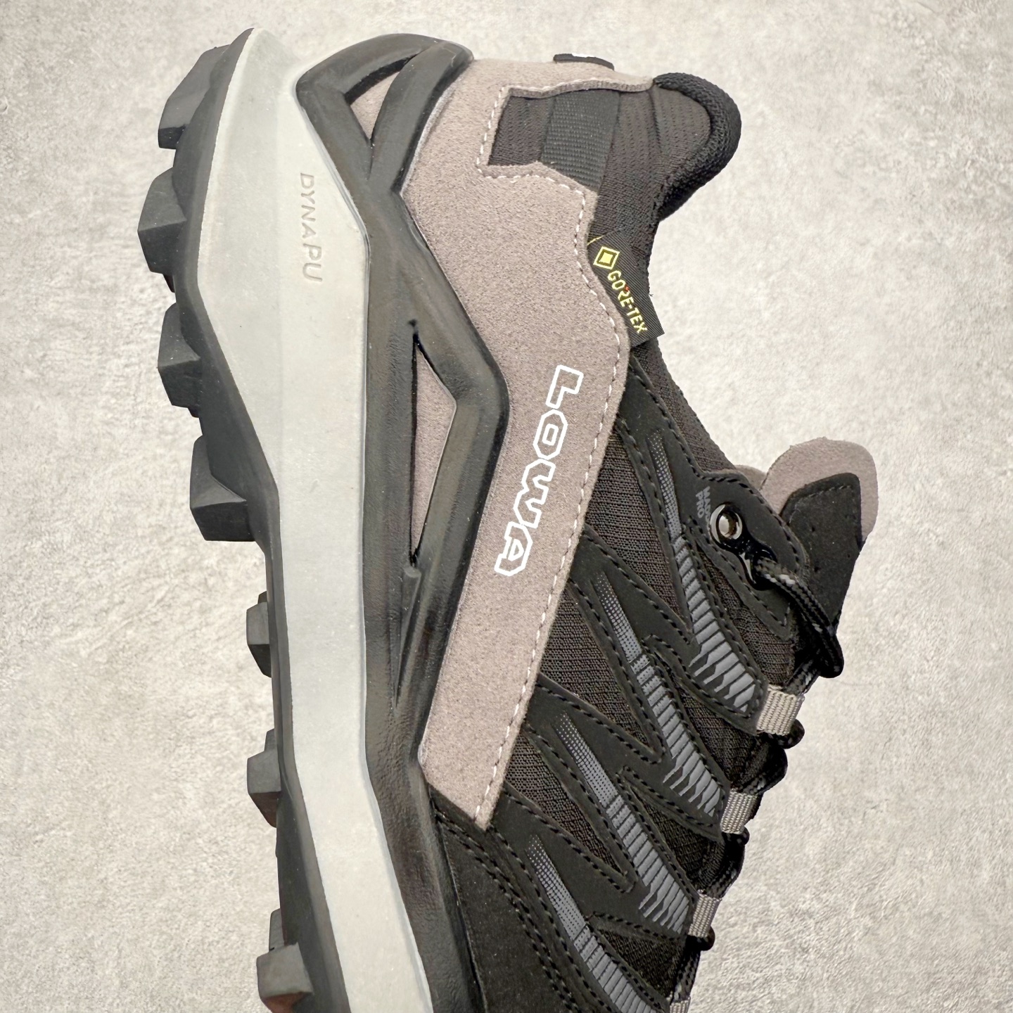 图片[6]-LOWA Maddox PRO GTX LO SL 德国徒步鞋MK1户外作战靴防水防滑透气登山鞋 ZEPHYR GTX 男女款采用GORE-TEX防水技术、Vibram大底等顶级配置，确保在复杂地形和恶劣天气中依然稳定可靠 。GORE-TEX内衬让鞋子防水又透气，雨天徒步袜子也能保持干爽 。Vibram大底纹路抓地力超强，湿滑岩石和泥地都能稳稳踩住，安全感满满 。鞋面用的是耐磨皮革+织物拼接，既坚固又柔软，磨合期特别短，新鞋上脚也很舒服 。最惊喜的是它的外型，不像传统户外鞋那么“硬核”，搭配日常穿搭也毫无违和感，周末郊外走走或者城市通勤都能穿 。穿上它的感觉，就像脚下多了双隐形的守护者，每一步都踏实又自在 。尺码：37 38 39 40 41 42 43 44 45-选品中心