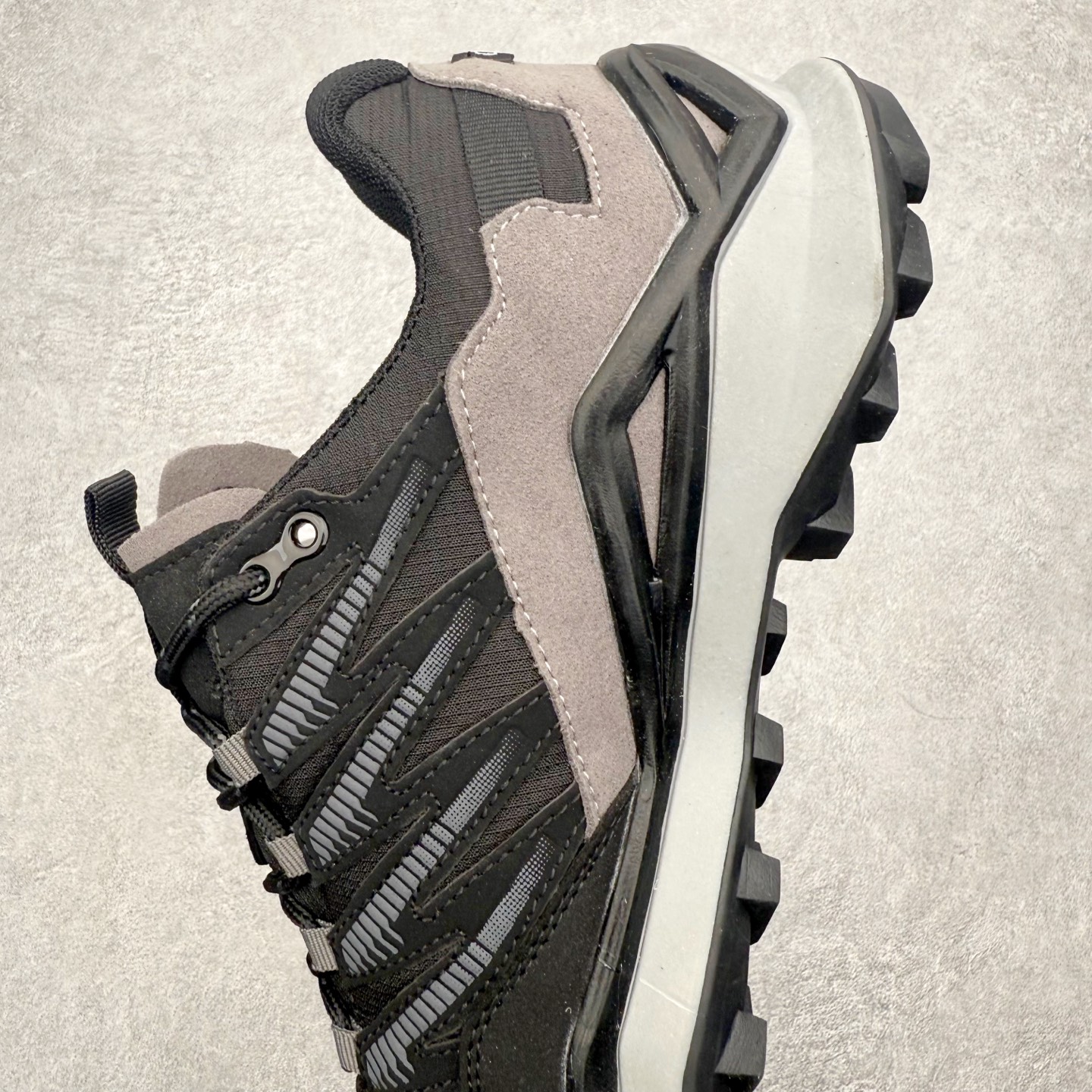 图片[7]-LOWA Maddox PRO GTX LO SL 德国徒步鞋MK1户外作战靴防水防滑透气登山鞋 ZEPHYR GTX 男女款采用GORE-TEX防水技术、Vibram大底等顶级配置，确保在复杂地形和恶劣天气中依然稳定可靠 。GORE-TEX内衬让鞋子防水又透气，雨天徒步袜子也能保持干爽 。Vibram大底纹路抓地力超强，湿滑岩石和泥地都能稳稳踩住，安全感满满 。鞋面用的是耐磨皮革+织物拼接，既坚固又柔软，磨合期特别短，新鞋上脚也很舒服 。最惊喜的是它的外型，不像传统户外鞋那么“硬核”，搭配日常穿搭也毫无违和感，周末郊外走走或者城市通勤都能穿 。穿上它的感觉，就像脚下多了双隐形的守护者，每一步都踏实又自在 。尺码：37 38 39 40 41 42 43 44 45-选品中心