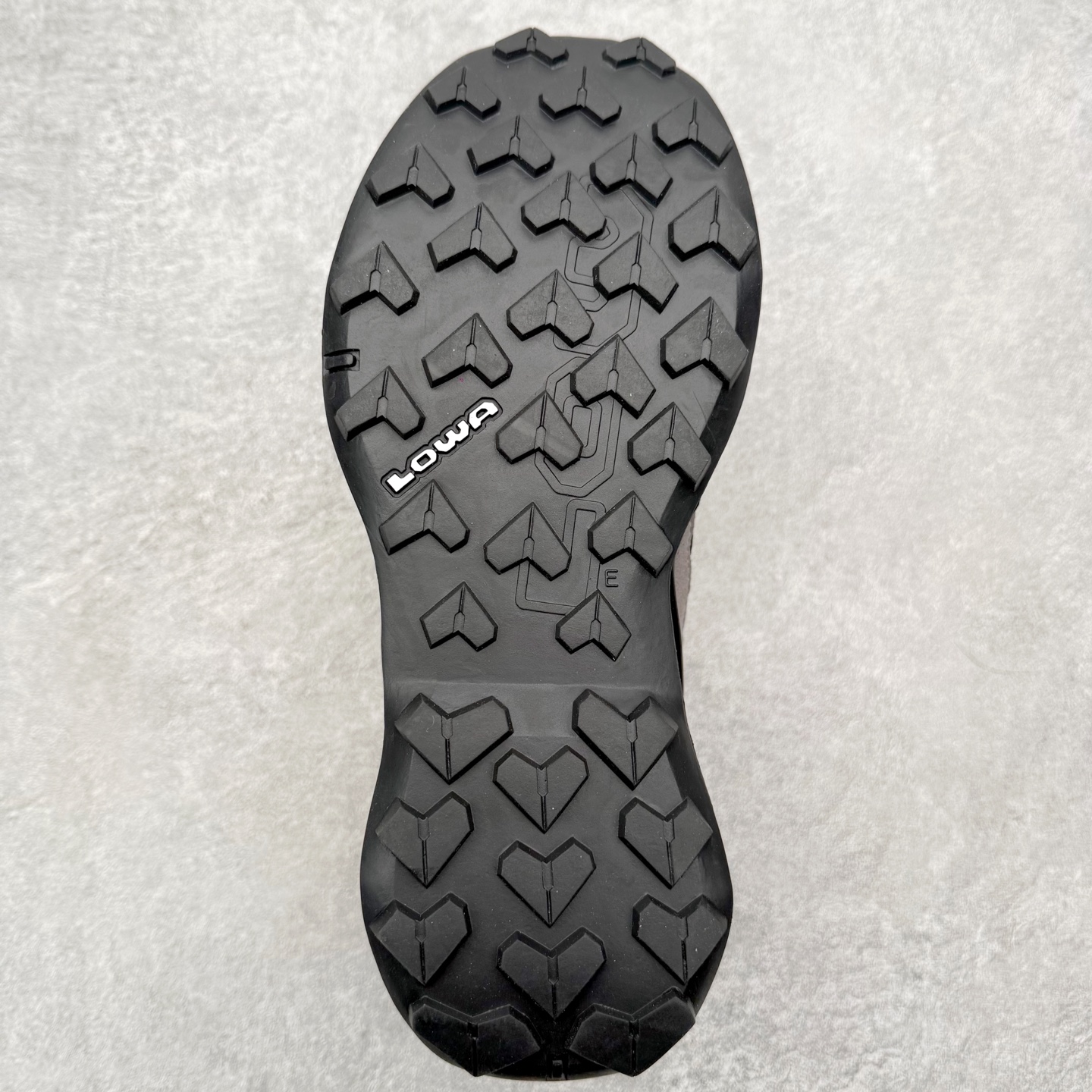 图片[9]-LOWA Maddox PRO GTX LO SL 德国徒步鞋MK1户外作战靴防水防滑透气登山鞋 ZEPHYR GTX 男女款采用GORE-TEX防水技术、Vibram大底等顶级配置，确保在复杂地形和恶劣天气中依然稳定可靠 。GORE-TEX内衬让鞋子防水又透气，雨天徒步袜子也能保持干爽 。Vibram大底纹路抓地力超强，湿滑岩石和泥地都能稳稳踩住，安全感满满 。鞋面用的是耐磨皮革+织物拼接，既坚固又柔软，磨合期特别短，新鞋上脚也很舒服 。最惊喜的是它的外型，不像传统户外鞋那么“硬核”，搭配日常穿搭也毫无违和感，周末郊外走走或者城市通勤都能穿 。穿上它的感觉，就像脚下多了双隐形的守护者，每一步都踏实又自在 。尺码：37 38 39 40 41 42 43 44 45-选品中心