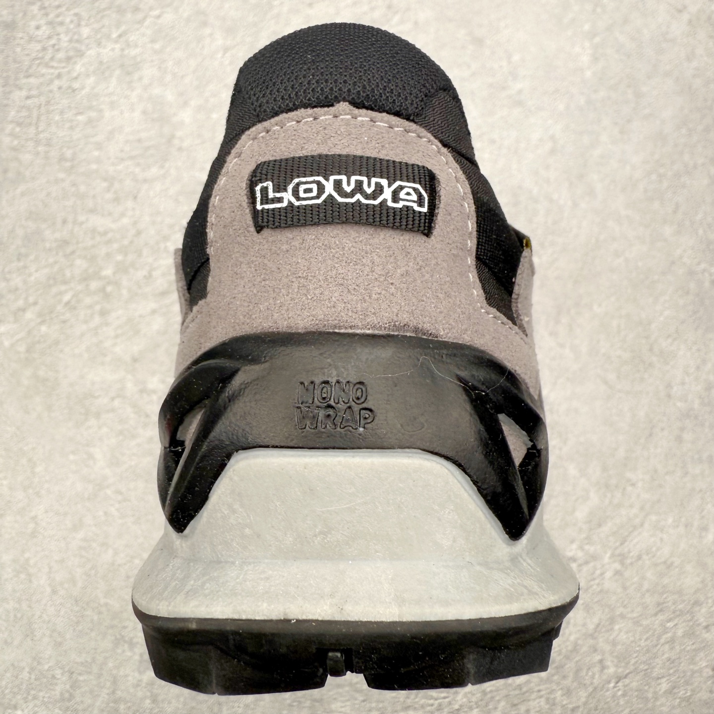 图片[8]-LOWA Maddox PRO GTX LO SL 德国徒步鞋MK1户外作战靴防水防滑透气登山鞋 ZEPHYR GTX 男女款采用GORE-TEX防水技术、Vibram大底等顶级配置，确保在复杂地形和恶劣天气中依然稳定可靠 。GORE-TEX内衬让鞋子防水又透气，雨天徒步袜子也能保持干爽 。Vibram大底纹路抓地力超强，湿滑岩石和泥地都能稳稳踩住，安全感满满 。鞋面用的是耐磨皮革+织物拼接，既坚固又柔软，磨合期特别短，新鞋上脚也很舒服 。最惊喜的是它的外型，不像传统户外鞋那么“硬核”，搭配日常穿搭也毫无违和感，周末郊外走走或者城市通勤都能穿 。穿上它的感觉，就像脚下多了双隐形的守护者，每一步都踏实又自在 。尺码：37 38 39 40 41 42 43 44 45-选品中心