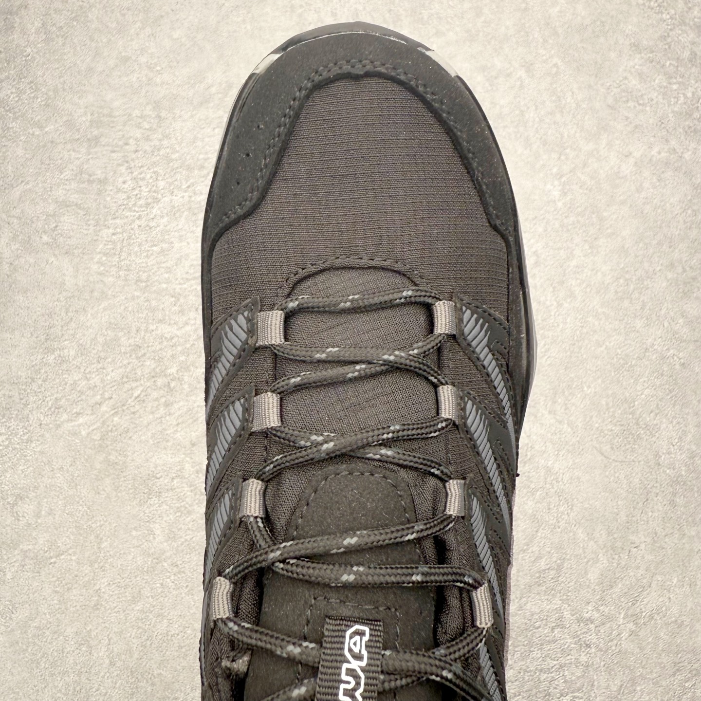 图片[5]-LOWA Maddox PRO GTX LO SL 德国徒步鞋MK1户外作战靴防水防滑透气登山鞋 ZEPHYR GTX 男女款采用GORE-TEX防水技术、Vibram大底等顶级配置，确保在复杂地形和恶劣天气中依然稳定可靠 。GORE-TEX内衬让鞋子防水又透气，雨天徒步袜子也能保持干爽 。Vibram大底纹路抓地力超强，湿滑岩石和泥地都能稳稳踩住，安全感满满 。鞋面用的是耐磨皮革+织物拼接，既坚固又柔软，磨合期特别短，新鞋上脚也很舒服 。最惊喜的是它的外型，不像传统户外鞋那么“硬核”，搭配日常穿搭也毫无违和感，周末郊外走走或者城市通勤都能穿 。穿上它的感觉，就像脚下多了双隐形的守护者，每一步都踏实又自在 。尺码：37 38 39 40 41 42 43 44 45-选品中心