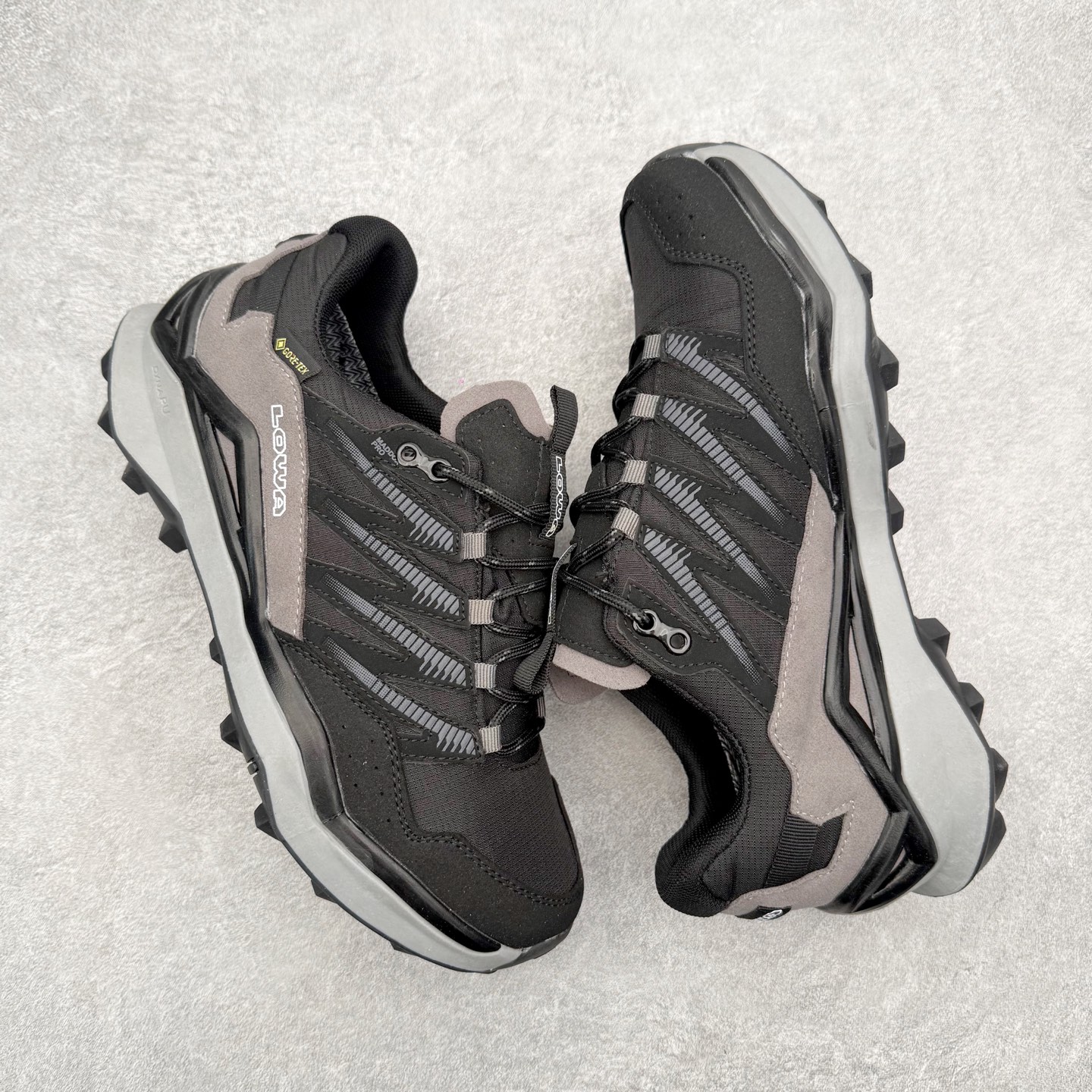 图片[3]-LOWA Maddox PRO GTX LO SL 德国徒步鞋MK1户外作战靴防水防滑透气登山鞋 ZEPHYR GTX 男女款采用GORE-TEX防水技术、Vibram大底等顶级配置，确保在复杂地形和恶劣天气中依然稳定可靠 。GORE-TEX内衬让鞋子防水又透气，雨天徒步袜子也能保持干爽 。Vibram大底纹路抓地力超强，湿滑岩石和泥地都能稳稳踩住，安全感满满 。鞋面用的是耐磨皮革+织物拼接，既坚固又柔软，磨合期特别短，新鞋上脚也很舒服 。最惊喜的是它的外型，不像传统户外鞋那么“硬核”，搭配日常穿搭也毫无违和感，周末郊外走走或者城市通勤都能穿 。穿上它的感觉，就像脚下多了双隐形的守护者，每一步都踏实又自在 。尺码：37 38 39 40 41 42 43 44 45-选品中心