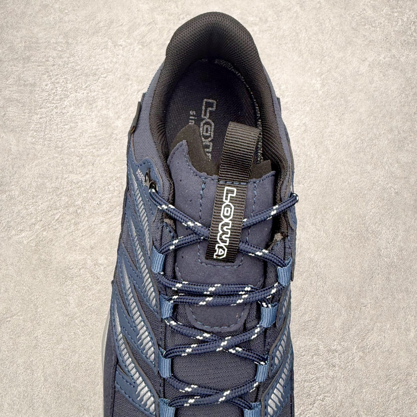 图片[5]-LOWA Maddox PRO GTX LO SL 德国徒步鞋MK1户外作战靴防水防滑透气登山鞋 ZEPHYR GTX 男女款采用GORE-TEX防水技术、Vibram大底等顶级配置，确保在复杂地形和恶劣天气中依然稳定可靠 。GORE-TEX内衬让鞋子防水又透气，雨天徒步袜子也能保持干爽 。Vibram大底纹路抓地力超强，湿滑岩石和泥地都能稳稳踩住，安全感满满 。鞋面用的是耐磨皮革+织物拼接，既坚固又柔软，磨合期特别短，新鞋上脚也很舒服 。最惊喜的是它的外型，不像传统户外鞋那么“硬核”，搭配日常穿搭也毫无违和感，周末郊外走走或者城市通勤都能穿 。穿上它的感觉，就像脚下多了双隐形的守护者，每一步都踏实又自在 。尺码：37 38 39 40 41 42 43 44 45-选品中心