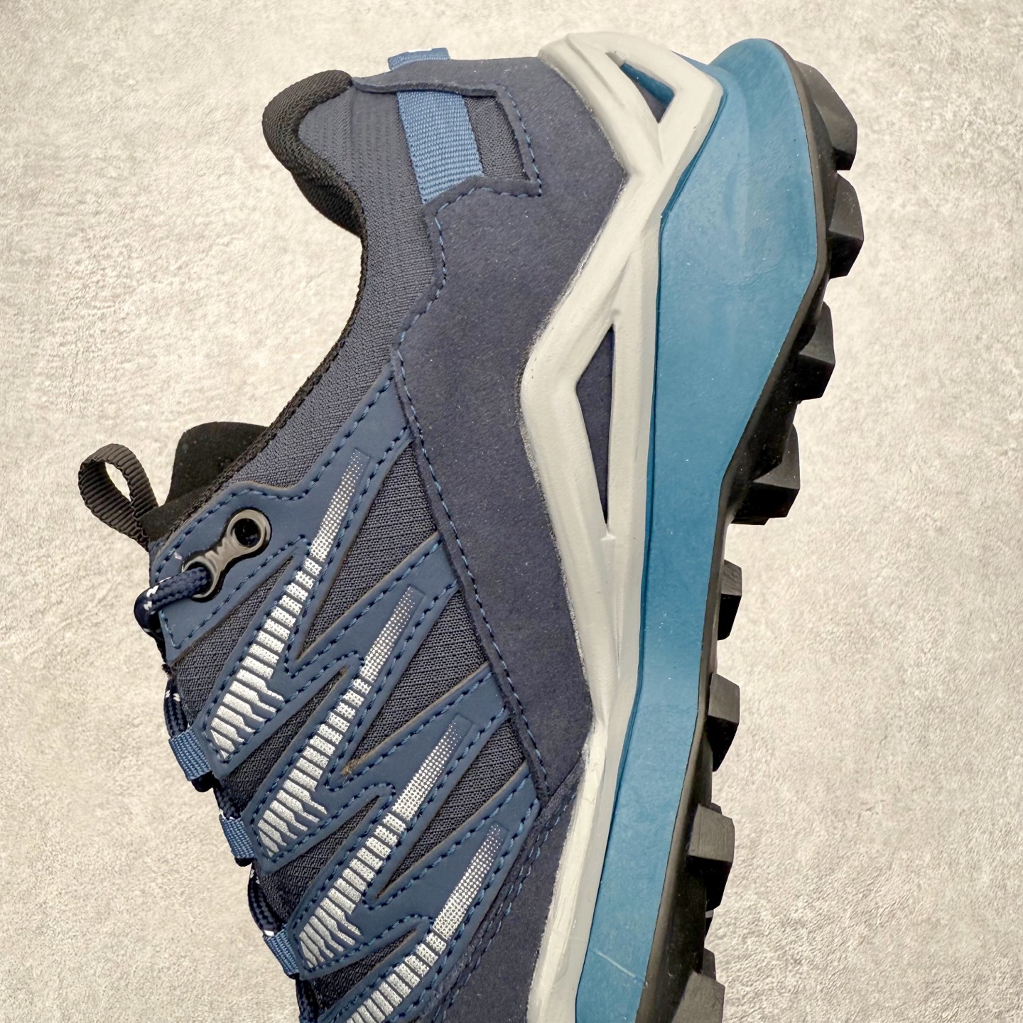 图片[7]-LOWA Maddox PRO GTX LO SL 德国徒步鞋MK1户外作战靴防水防滑透气登山鞋 ZEPHYR GTX 男女款采用GORE-TEX防水技术、Vibram大底等顶级配置，确保在复杂地形和恶劣天气中依然稳定可靠 。GORE-TEX内衬让鞋子防水又透气，雨天徒步袜子也能保持干爽 。Vibram大底纹路抓地力超强，湿滑岩石和泥地都能稳稳踩住，安全感满满 。鞋面用的是耐磨皮革+织物拼接，既坚固又柔软，磨合期特别短，新鞋上脚也很舒服 。最惊喜的是它的外型，不像传统户外鞋那么“硬核”，搭配日常穿搭也毫无违和感，周末郊外走走或者城市通勤都能穿 。穿上它的感觉，就像脚下多了双隐形的守护者，每一步都踏实又自在 。尺码：37 38 39 40 41 42 43 44 45-选品中心