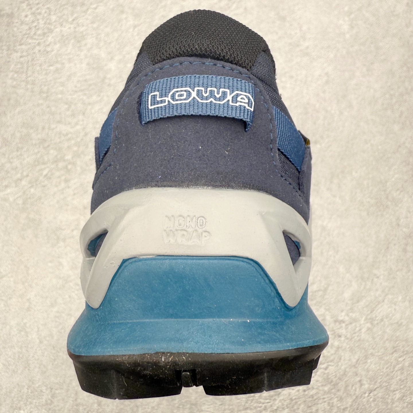 图片[8]-LOWA Maddox PRO GTX LO SL 德国徒步鞋MK1户外作战靴防水防滑透气登山鞋 ZEPHYR GTX 男女款采用GORE-TEX防水技术、Vibram大底等顶级配置，确保在复杂地形和恶劣天气中依然稳定可靠 。GORE-TEX内衬让鞋子防水又透气，雨天徒步袜子也能保持干爽 。Vibram大底纹路抓地力超强，湿滑岩石和泥地都能稳稳踩住，安全感满满 。鞋面用的是耐磨皮革+织物拼接，既坚固又柔软，磨合期特别短，新鞋上脚也很舒服 。最惊喜的是它的外型，不像传统户外鞋那么“硬核”，搭配日常穿搭也毫无违和感，周末郊外走走或者城市通勤都能穿 。穿上它的感觉，就像脚下多了双隐形的守护者，每一步都踏实又自在 。尺码：37 38 39 40 41 42 43 44 45-选品中心