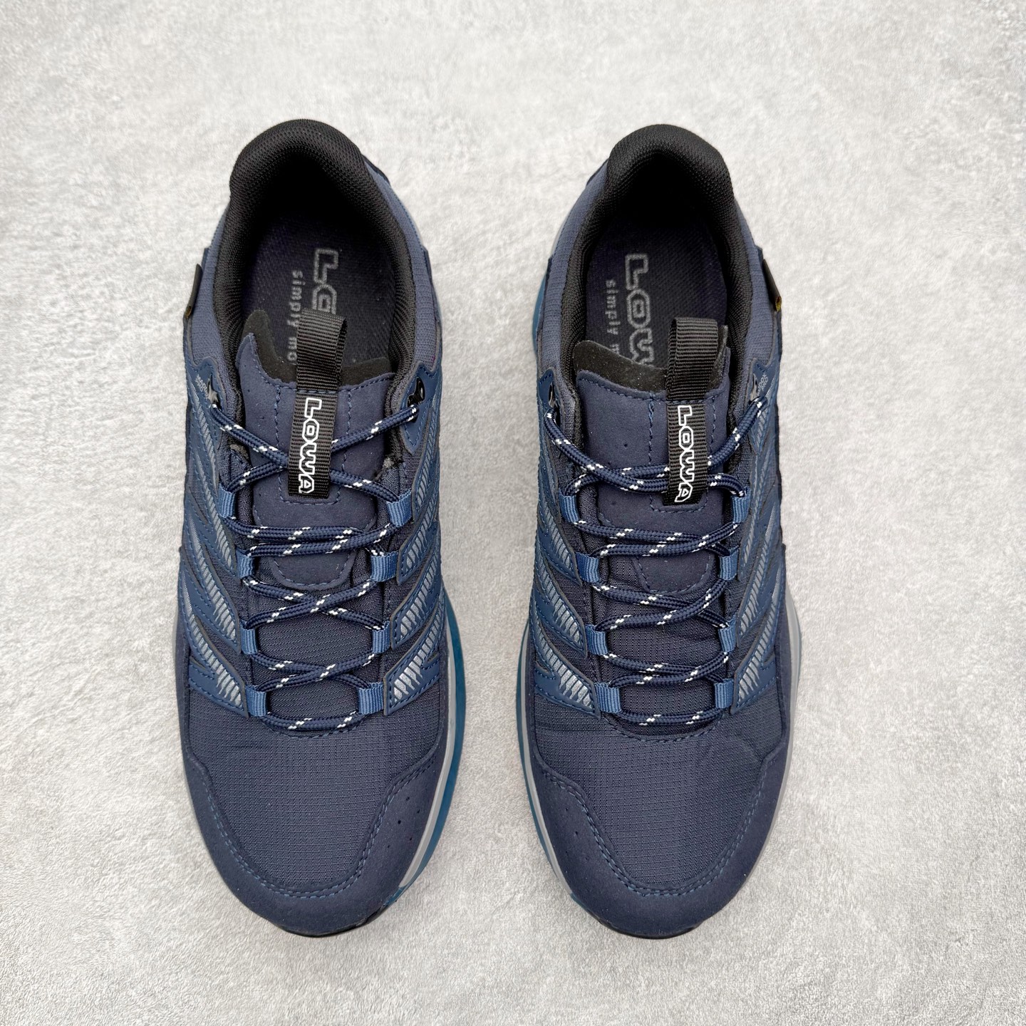 图片[2]-LOWA Maddox PRO GTX LO SL 德国徒步鞋MK1户外作战靴防水防滑透气登山鞋 ZEPHYR GTX 男女款采用GORE-TEX防水技术、Vibram大底等顶级配置，确保在复杂地形和恶劣天气中依然稳定可靠 。GORE-TEX内衬让鞋子防水又透气，雨天徒步袜子也能保持干爽 。Vibram大底纹路抓地力超强，湿滑岩石和泥地都能稳稳踩住，安全感满满 。鞋面用的是耐磨皮革+织物拼接，既坚固又柔软，磨合期特别短，新鞋上脚也很舒服 。最惊喜的是它的外型，不像传统户外鞋那么“硬核”，搭配日常穿搭也毫无违和感，周末郊外走走或者城市通勤都能穿 。穿上它的感觉，就像脚下多了双隐形的守护者，每一步都踏实又自在 。尺码：37 38 39 40 41 42 43 44 45-选品中心