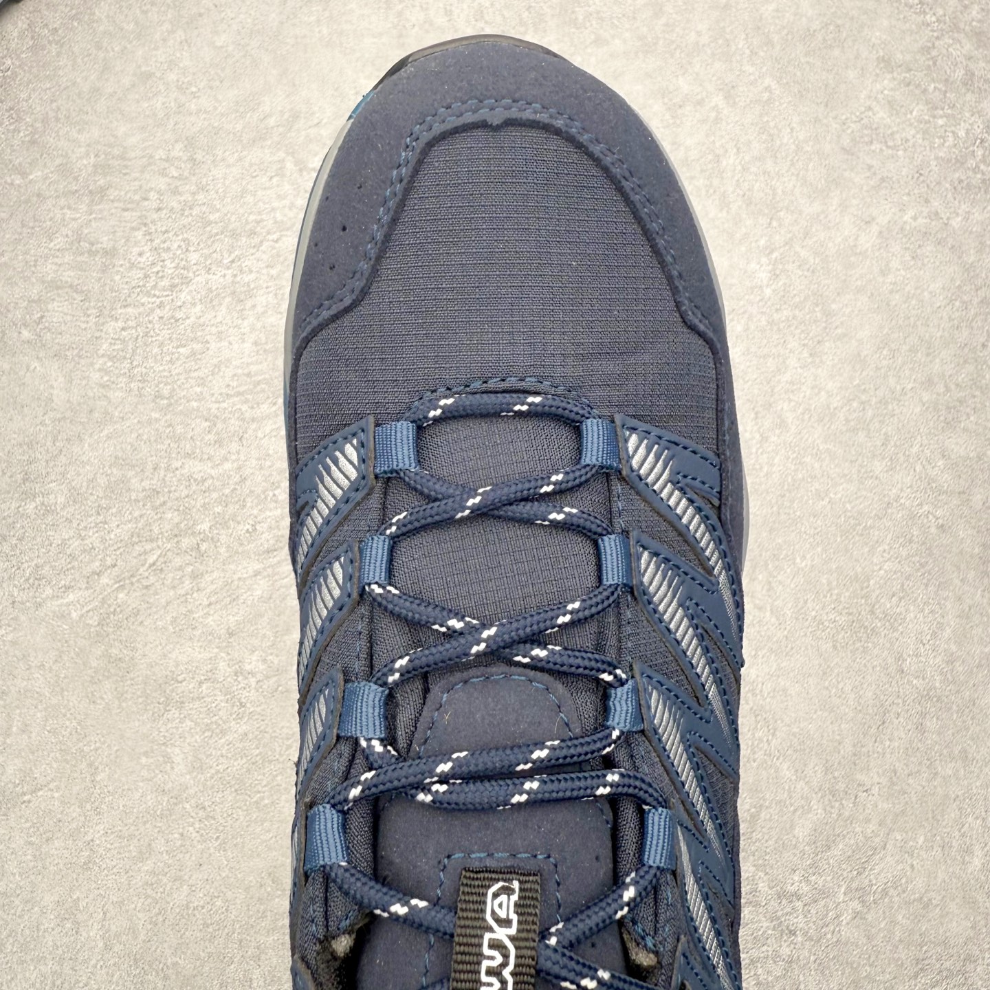 图片[4]-LOWA Maddox PRO GTX LO SL 德国徒步鞋MK1户外作战靴防水防滑透气登山鞋 ZEPHYR GTX 男女款采用GORE-TEX防水技术、Vibram大底等顶级配置，确保在复杂地形和恶劣天气中依然稳定可靠 。GORE-TEX内衬让鞋子防水又透气，雨天徒步袜子也能保持干爽 。Vibram大底纹路抓地力超强，湿滑岩石和泥地都能稳稳踩住，安全感满满 。鞋面用的是耐磨皮革+织物拼接，既坚固又柔软，磨合期特别短，新鞋上脚也很舒服 。最惊喜的是它的外型，不像传统户外鞋那么“硬核”，搭配日常穿搭也毫无违和感，周末郊外走走或者城市通勤都能穿 。穿上它的感觉，就像脚下多了双隐形的守护者，每一步都踏实又自在 。尺码：37 38 39 40 41 42 43 44 45-选品中心