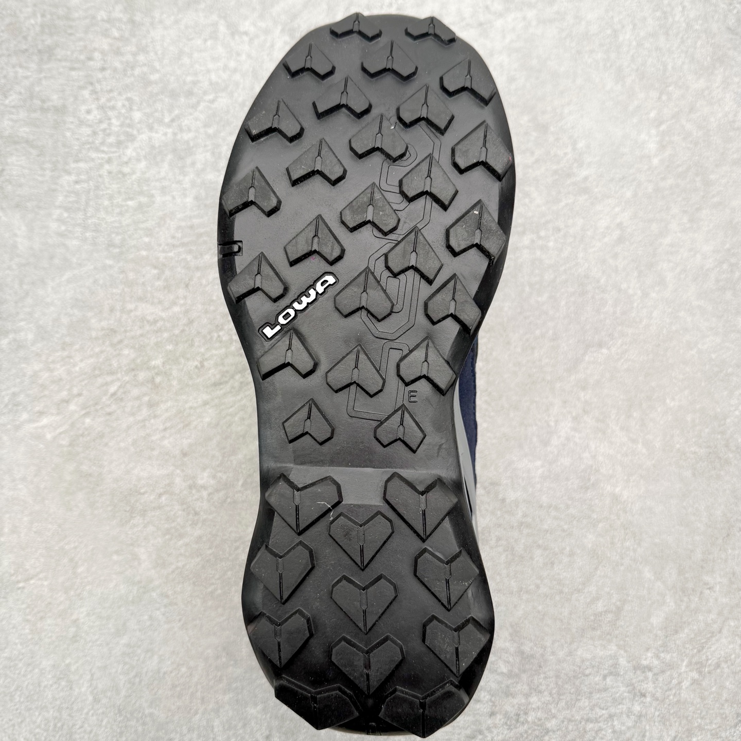 图片[9]-LOWA Maddox PRO GTX LO SL 德国徒步鞋MK1户外作战靴防水防滑透气登山鞋 ZEPHYR GTX 男女款采用GORE-TEX防水技术、Vibram大底等顶级配置，确保在复杂地形和恶劣天气中依然稳定可靠 。GORE-TEX内衬让鞋子防水又透气，雨天徒步袜子也能保持干爽 。Vibram大底纹路抓地力超强，湿滑岩石和泥地都能稳稳踩住，安全感满满 。鞋面用的是耐磨皮革+织物拼接，既坚固又柔软，磨合期特别短，新鞋上脚也很舒服 。最惊喜的是它的外型，不像传统户外鞋那么“硬核”，搭配日常穿搭也毫无违和感，周末郊外走走或者城市通勤都能穿 。穿上它的感觉，就像脚下多了双隐形的守护者，每一步都踏实又自在 。尺码：37 38 39 40 41 42 43 44 45-选品中心