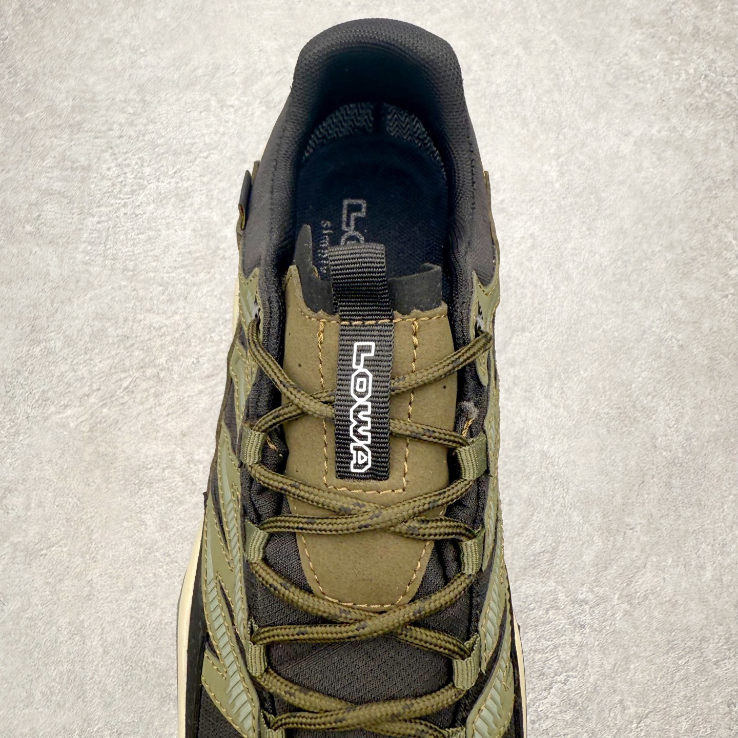 图片[5]-LOWA Maddox PRO GTX LO SL 德国徒步鞋MK1户外作战靴防水防滑透气登山鞋 ZEPHYR GTX 男女款采用GORE-TEX防水技术、Vibram大底等顶级配置，确保在复杂地形和恶劣天气中依然稳定可靠 。GORE-TEX内衬让鞋子防水又透气，雨天徒步袜子也能保持干爽 。Vibram大底纹路抓地力超强，湿滑岩石和泥地都能稳稳踩住，安全感满满 。鞋面用的是耐磨皮革+织物拼接，既坚固又柔软，磨合期特别短，新鞋上脚也很舒服 。最惊喜的是它的外型，不像传统户外鞋那么“硬核”，搭配日常穿搭也毫无违和感，周末郊外走走或者城市通勤都能穿 。穿上它的感觉，就像脚下多了双隐形的守护者，每一步都踏实又自在 。尺码：37 38 39 40 41 42 43 44 45-选品中心