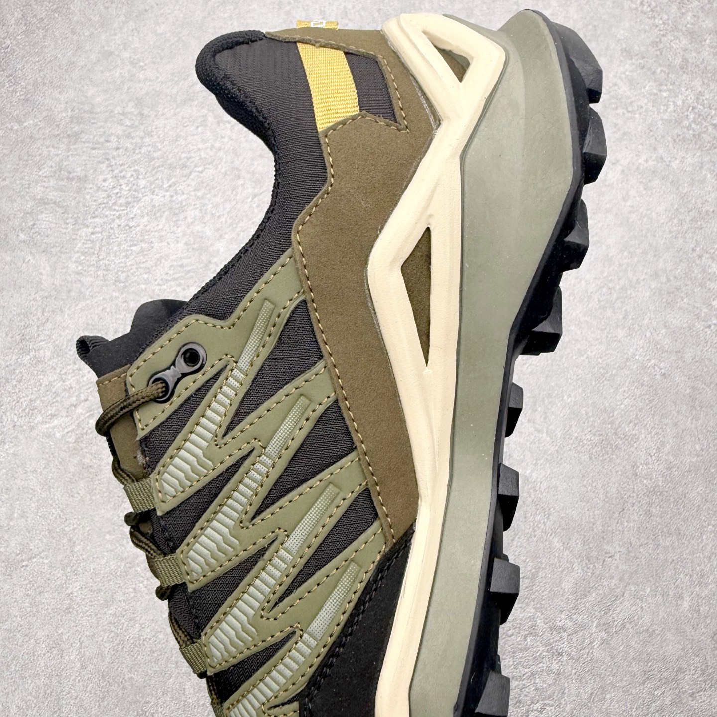 图片[7]-LOWA Maddox PRO GTX LO SL 德国徒步鞋MK1户外作战靴防水防滑透气登山鞋 ZEPHYR GTX 男女款采用GORE-TEX防水技术、Vibram大底等顶级配置，确保在复杂地形和恶劣天气中依然稳定可靠 。GORE-TEX内衬让鞋子防水又透气，雨天徒步袜子也能保持干爽 。Vibram大底纹路抓地力超强，湿滑岩石和泥地都能稳稳踩住，安全感满满 。鞋面用的是耐磨皮革+织物拼接，既坚固又柔软，磨合期特别短，新鞋上脚也很舒服 。最惊喜的是它的外型，不像传统户外鞋那么“硬核”，搭配日常穿搭也毫无违和感，周末郊外走走或者城市通勤都能穿 。穿上它的感觉，就像脚下多了双隐形的守护者，每一步都踏实又自在 。尺码：37 38 39 40 41 42 43 44 45-选品中心