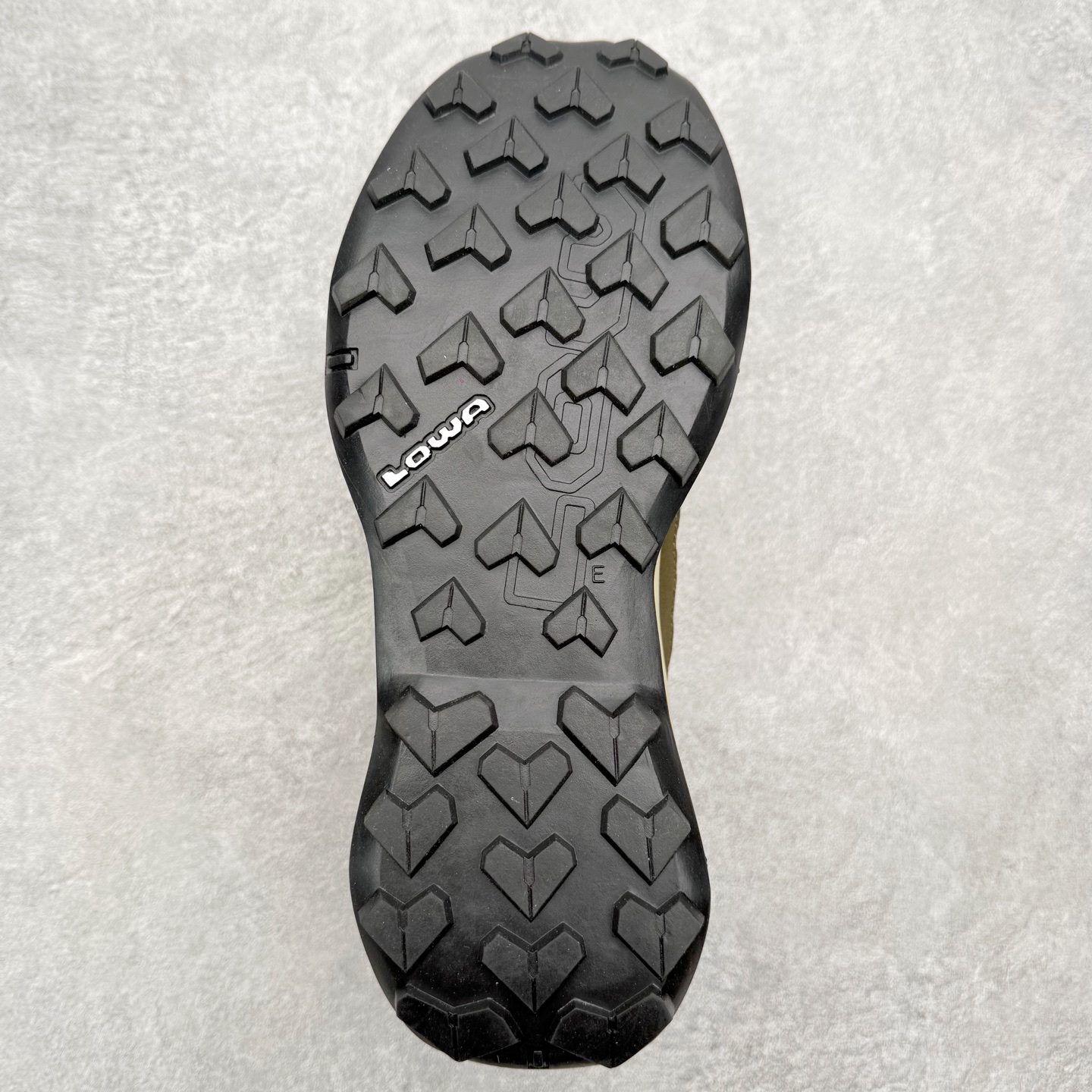 图片[9]-LOWA Maddox PRO GTX LO SL 德国徒步鞋MK1户外作战靴防水防滑透气登山鞋 ZEPHYR GTX 男女款采用GORE-TEX防水技术、Vibram大底等顶级配置，确保在复杂地形和恶劣天气中依然稳定可靠 。GORE-TEX内衬让鞋子防水又透气，雨天徒步袜子也能保持干爽 。Vibram大底纹路抓地力超强，湿滑岩石和泥地都能稳稳踩住，安全感满满 。鞋面用的是耐磨皮革+织物拼接，既坚固又柔软，磨合期特别短，新鞋上脚也很舒服 。最惊喜的是它的外型，不像传统户外鞋那么“硬核”，搭配日常穿搭也毫无违和感，周末郊外走走或者城市通勤都能穿 。穿上它的感觉，就像脚下多了双隐形的守护者，每一步都踏实又自在 。尺码：37 38 39 40 41 42 43 44 45-选品中心