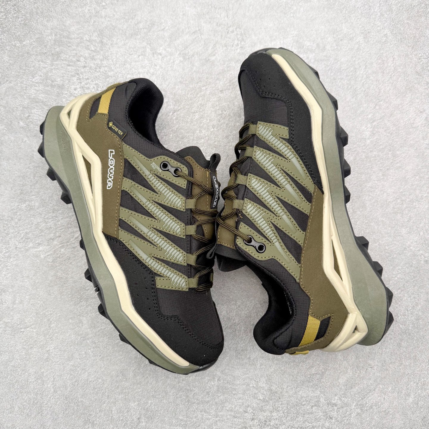 图片[3]-LOWA Maddox PRO GTX LO SL 德国徒步鞋MK1户外作战靴防水防滑透气登山鞋 ZEPHYR GTX 男女款采用GORE-TEX防水技术、Vibram大底等顶级配置，确保在复杂地形和恶劣天气中依然稳定可靠 。GORE-TEX内衬让鞋子防水又透气，雨天徒步袜子也能保持干爽 。Vibram大底纹路抓地力超强，湿滑岩石和泥地都能稳稳踩住，安全感满满 。鞋面用的是耐磨皮革+织物拼接，既坚固又柔软，磨合期特别短，新鞋上脚也很舒服 。最惊喜的是它的外型，不像传统户外鞋那么“硬核”，搭配日常穿搭也毫无违和感，周末郊外走走或者城市通勤都能穿 。穿上它的感觉，就像脚下多了双隐形的守护者，每一步都踏实又自在 。尺码：37 38 39 40 41 42 43 44 45-选品中心