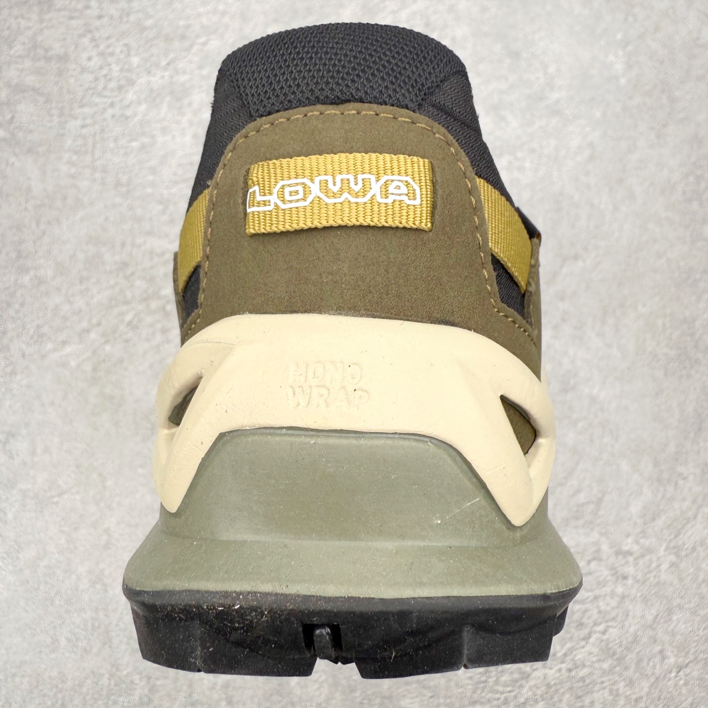 图片[8]-LOWA Maddox PRO GTX LO SL 德国徒步鞋MK1户外作战靴防水防滑透气登山鞋 ZEPHYR GTX 男女款采用GORE-TEX防水技术、Vibram大底等顶级配置，确保在复杂地形和恶劣天气中依然稳定可靠 。GORE-TEX内衬让鞋子防水又透气，雨天徒步袜子也能保持干爽 。Vibram大底纹路抓地力超强，湿滑岩石和泥地都能稳稳踩住，安全感满满 。鞋面用的是耐磨皮革+织物拼接，既坚固又柔软，磨合期特别短，新鞋上脚也很舒服 。最惊喜的是它的外型，不像传统户外鞋那么“硬核”，搭配日常穿搭也毫无违和感，周末郊外走走或者城市通勤都能穿 。穿上它的感觉，就像脚下多了双隐形的守护者，每一步都踏实又自在 。尺码：37 38 39 40 41 42 43 44 45-选品中心