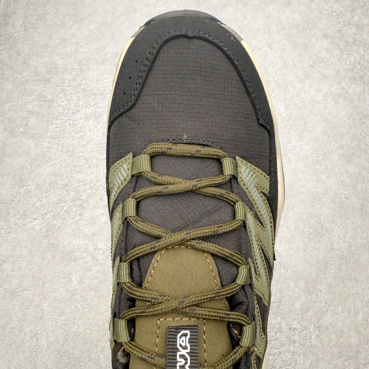 图片[4]-LOWA Maddox PRO GTX LO SL 德国徒步鞋MK1户外作战靴防水防滑透气登山鞋 ZEPHYR GTX 男女款采用GORE-TEX防水技术、Vibram大底等顶级配置，确保在复杂地形和恶劣天气中依然稳定可靠 。GORE-TEX内衬让鞋子防水又透气，雨天徒步袜子也能保持干爽 。Vibram大底纹路抓地力超强，湿滑岩石和泥地都能稳稳踩住，安全感满满 。鞋面用的是耐磨皮革+织物拼接，既坚固又柔软，磨合期特别短，新鞋上脚也很舒服 。最惊喜的是它的外型，不像传统户外鞋那么“硬核”，搭配日常穿搭也毫无违和感，周末郊外走走或者城市通勤都能穿 。穿上它的感觉，就像脚下多了双隐形的守护者，每一步都踏实又自在 。尺码：37 38 39 40 41 42 43 44 45-选品中心