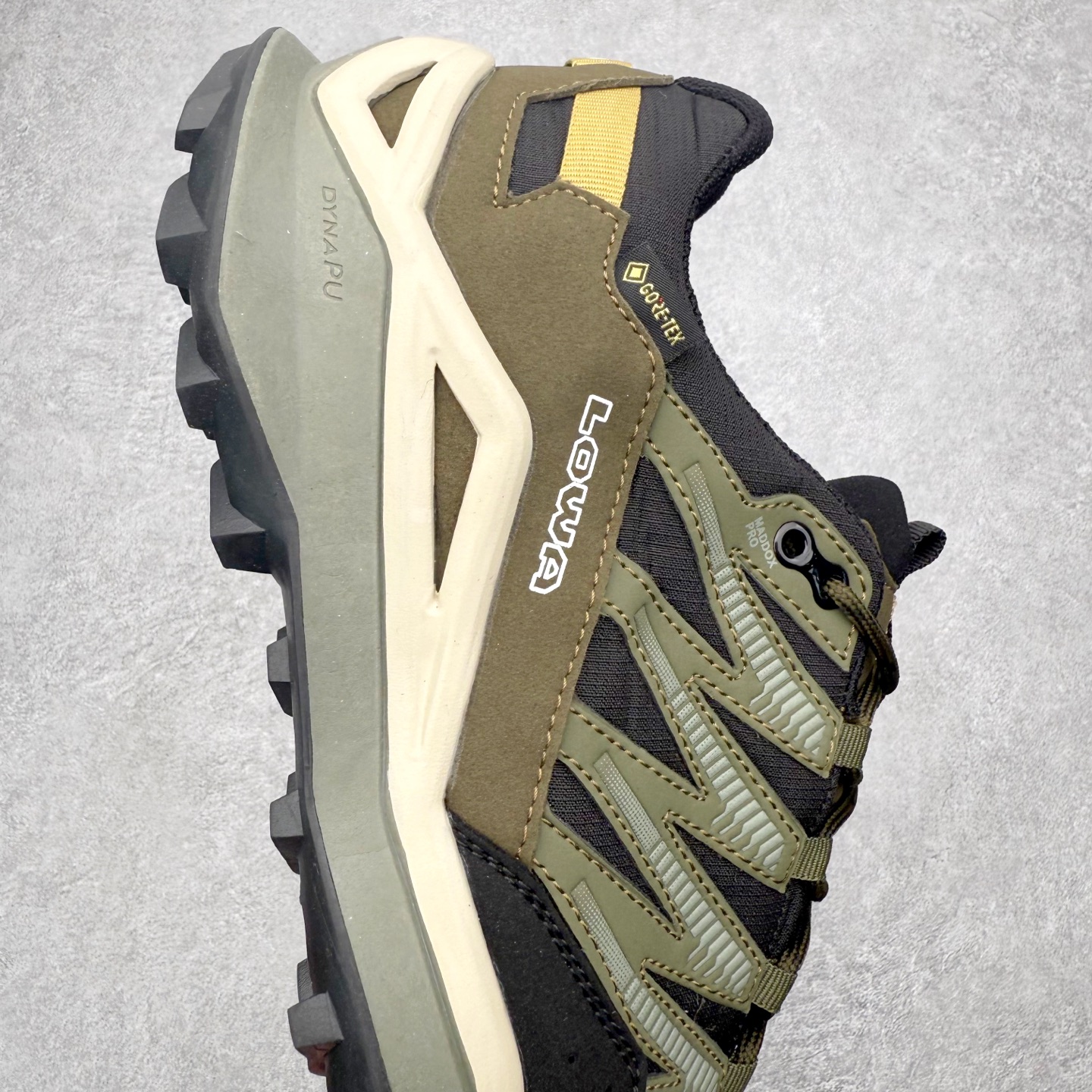 图片[6]-LOWA Maddox PRO GTX LO SL 德国徒步鞋MK1户外作战靴防水防滑透气登山鞋 ZEPHYR GTX 男女款采用GORE-TEX防水技术、Vibram大底等顶级配置，确保在复杂地形和恶劣天气中依然稳定可靠 。GORE-TEX内衬让鞋子防水又透气，雨天徒步袜子也能保持干爽 。Vibram大底纹路抓地力超强，湿滑岩石和泥地都能稳稳踩住，安全感满满 。鞋面用的是耐磨皮革+织物拼接，既坚固又柔软，磨合期特别短，新鞋上脚也很舒服 。最惊喜的是它的外型，不像传统户外鞋那么“硬核”，搭配日常穿搭也毫无违和感，周末郊外走走或者城市通勤都能穿 。穿上它的感觉，就像脚下多了双隐形的守护者，每一步都踏实又自在 。尺码：37 38 39 40 41 42 43 44 45-选品中心