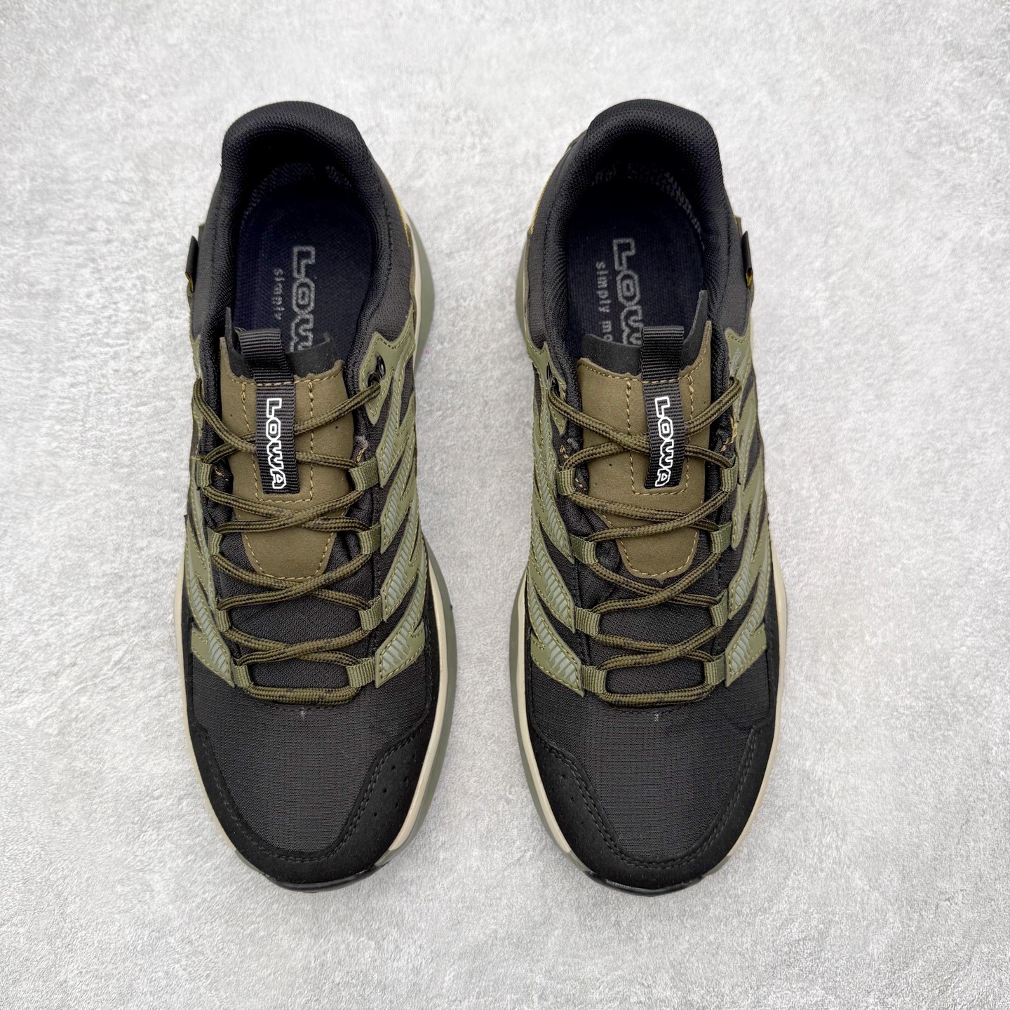 图片[2]-LOWA Maddox PRO GTX LO SL 德国徒步鞋MK1户外作战靴防水防滑透气登山鞋 ZEPHYR GTX 男女款采用GORE-TEX防水技术、Vibram大底等顶级配置，确保在复杂地形和恶劣天气中依然稳定可靠 。GORE-TEX内衬让鞋子防水又透气，雨天徒步袜子也能保持干爽 。Vibram大底纹路抓地力超强，湿滑岩石和泥地都能稳稳踩住，安全感满满 。鞋面用的是耐磨皮革+织物拼接，既坚固又柔软，磨合期特别短，新鞋上脚也很舒服 。最惊喜的是它的外型，不像传统户外鞋那么“硬核”，搭配日常穿搭也毫无违和感，周末郊外走走或者城市通勤都能穿 。穿上它的感觉，就像脚下多了双隐形的守护者，每一步都踏实又自在 。尺码：37 38 39 40 41 42 43 44 45-选品中心