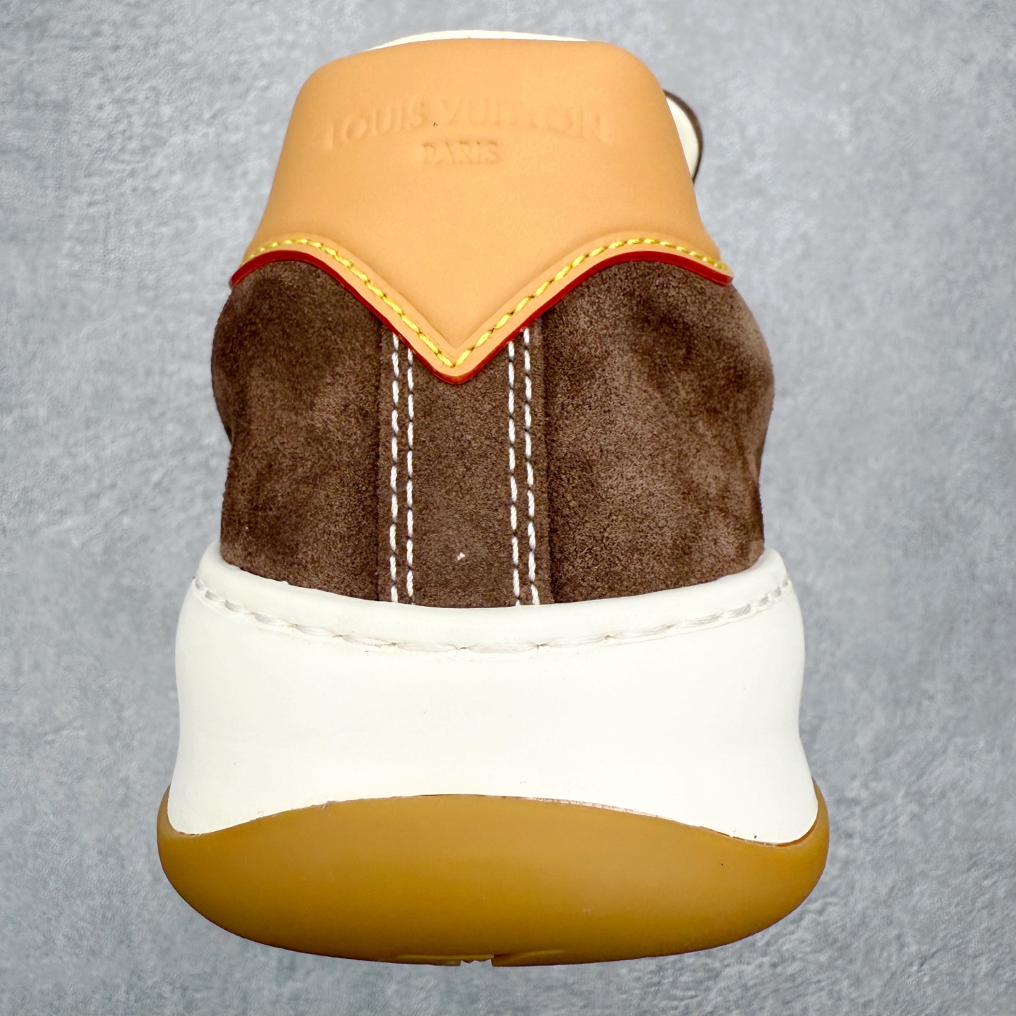 图片[8]-＃GD广顶 路易威登LOUIS VUITTON lv Tilted Low Sneakers 倾斜系列低帮复古休闲运动文化百搭板鞋 Louis Vuitton，法国路威酩轩集团-LVMH旗下品牌，著名奢侈品箱包和皮具品牌，百余年的传奇经典，全球时尚旅行艺术的精致象征。印有“LV”标志这一独特图案的交织字母帆布包，伴随着丰富的传奇色彩和雅典的设计而成为时尚之经典。延续至今，不论后来延伸出来的皮件、丝巾或手表、笔、服装，都是以崇尚精致、品质、舒适的“旅行哲学”，作为设计理念。尺码：39 40 41 42 43 44 45-选品中心