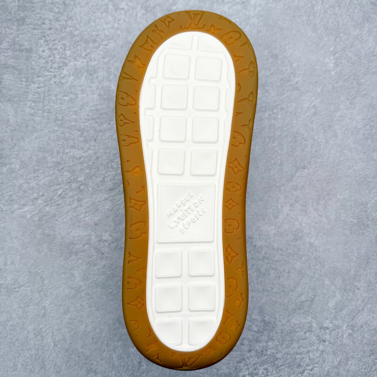 图片[9]-＃GD广顶 路易威登LOUIS VUITTON lv Tilted Low Sneakers 倾斜系列低帮复古休闲运动文化百搭板鞋 Louis Vuitton，法国路威酩轩集团-LVMH旗下品牌，著名奢侈品箱包和皮具品牌，百余年的传奇经典，全球时尚旅行艺术的精致象征。印有“LV”标志这一独特图案的交织字母帆布包，伴随着丰富的传奇色彩和雅典的设计而成为时尚之经典。延续至今，不论后来延伸出来的皮件、丝巾或手表、笔、服装，都是以崇尚精致、品质、舒适的“旅行哲学”，作为设计理念。尺码：39 40 41 42 43 44 45-选品中心